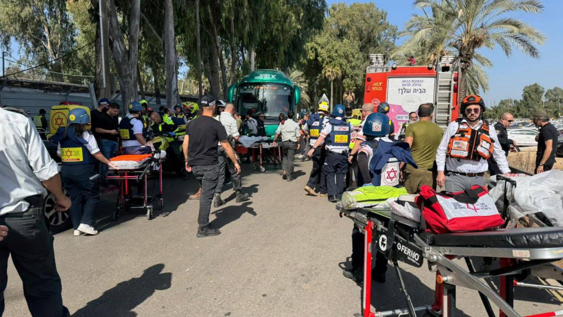 Un muerto y decenas de heridos en embestida terrorista cerca de Tel Aviv
