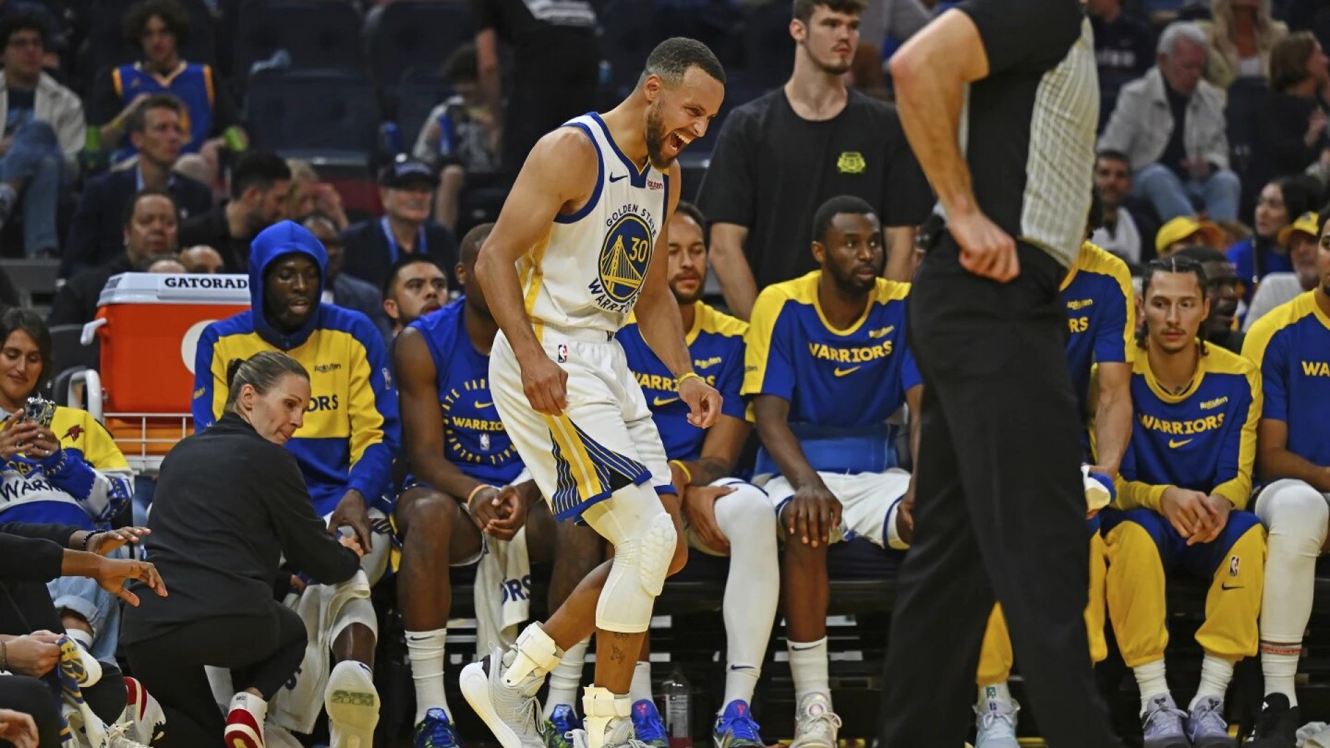 Curry sufre lesión de tobillo y se someterá a un MRI