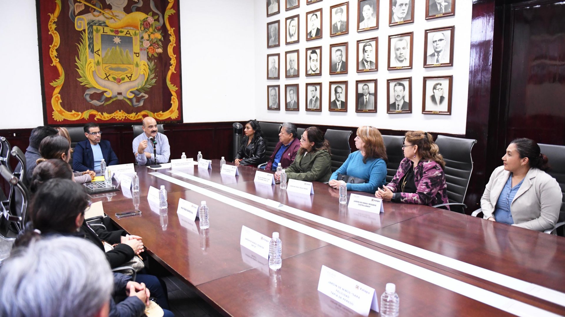 Entrega Ricardo Ahued reconocimiento a escuelas de Xalapa