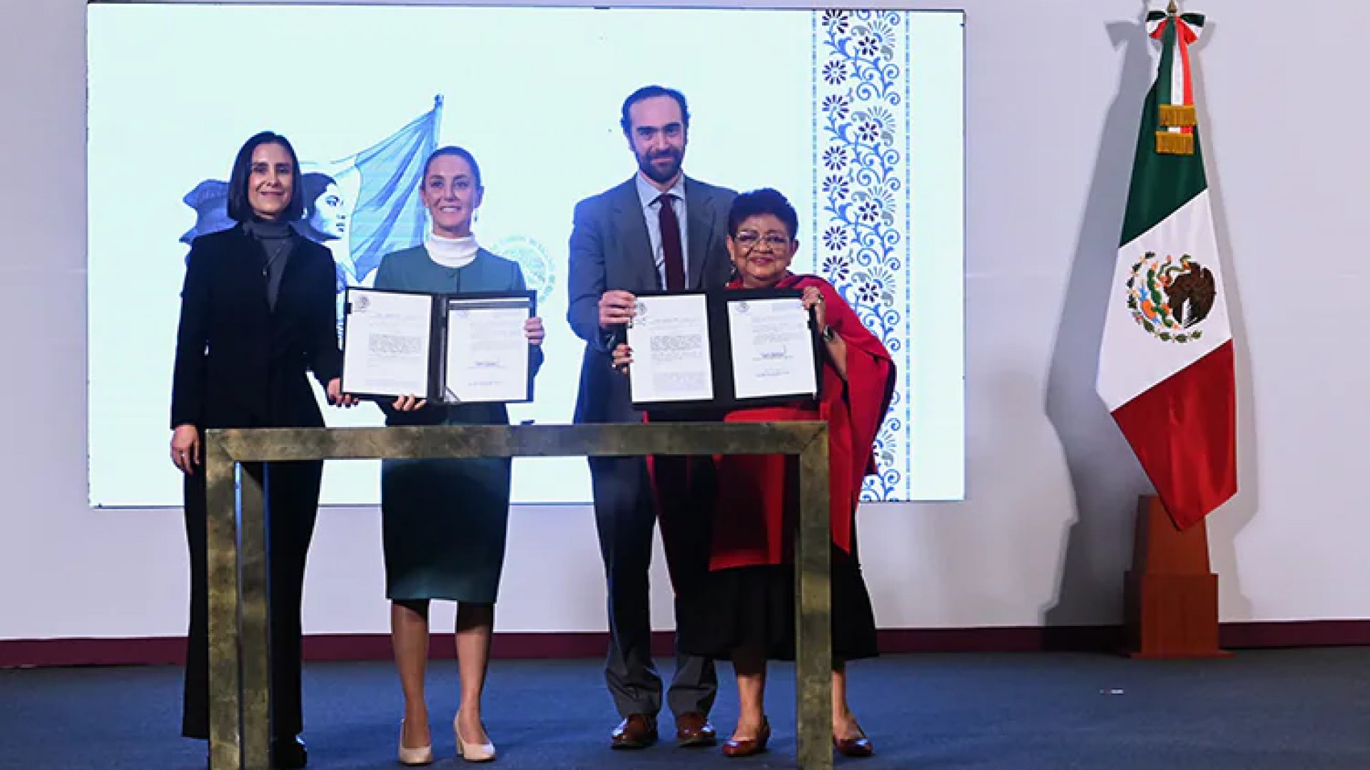 Claudia Sheinbaum signa decretos de reformas de Pemex y CFE y de trenes de pasajeros