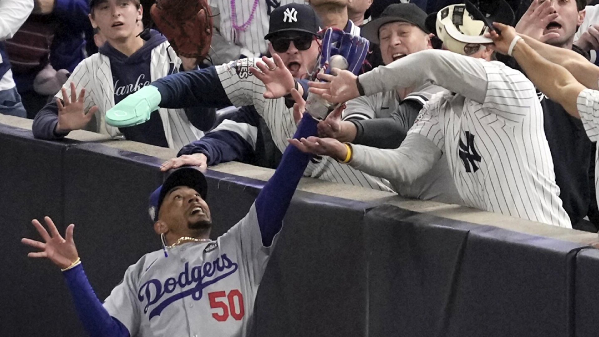 MLB Veta a fans de Yankees que ‘robaron’ la bola a Mookie Betts