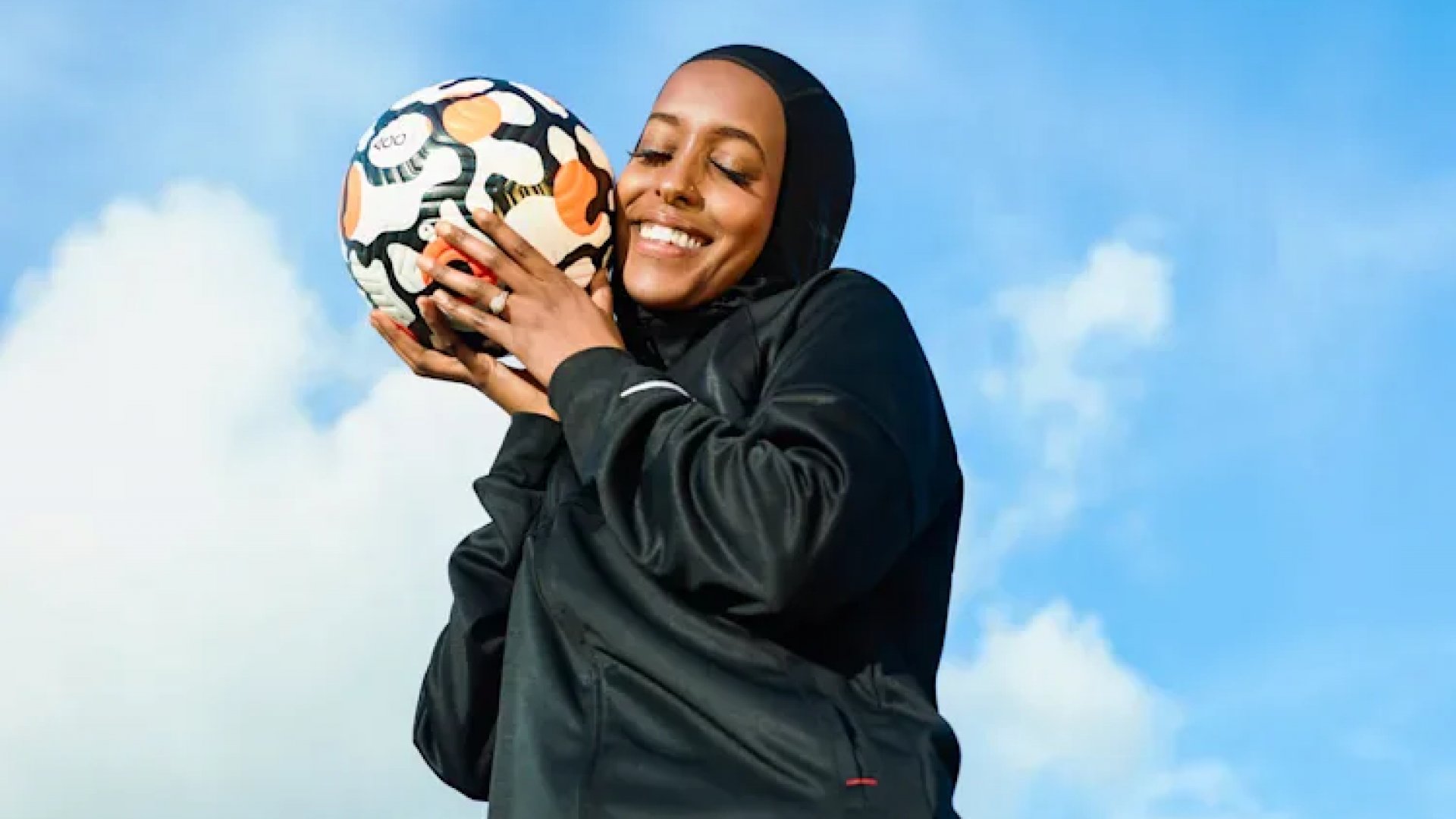 Excluyen a jugadora musulmana por no usar pantalones cortos en futbol de Reino Unido