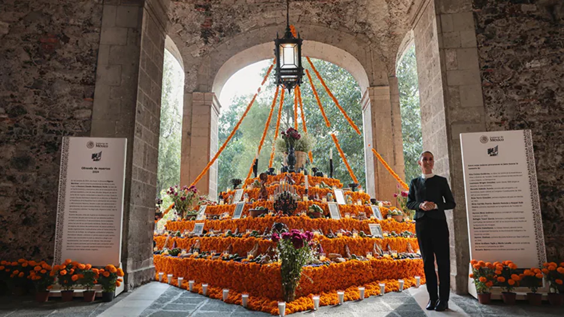 Dedican ofrenda de Día de Muertos en Palacio Nacional a mujeres heroínas de México