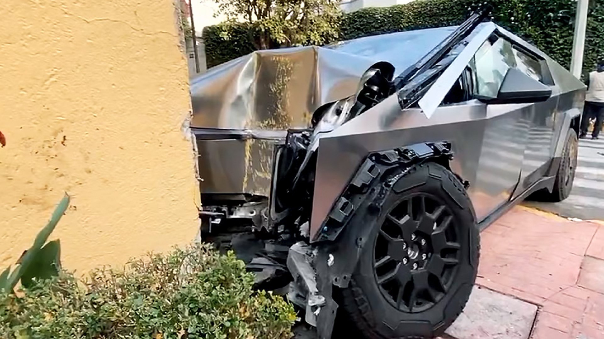 Una Cybertruck de Tesla choca contra una vivienda en CDMX