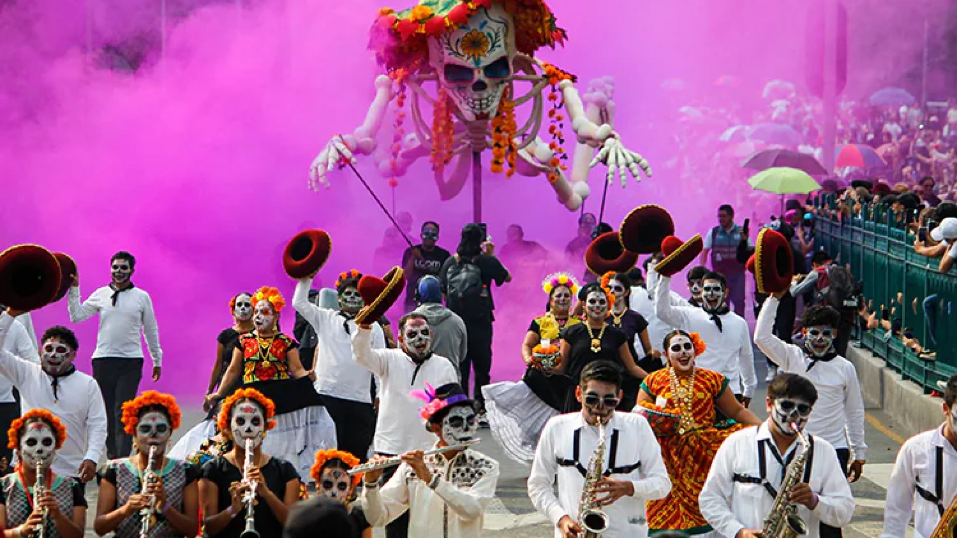 Desfile de Día de Muertos en CDMX, la tradición que inició James Bond