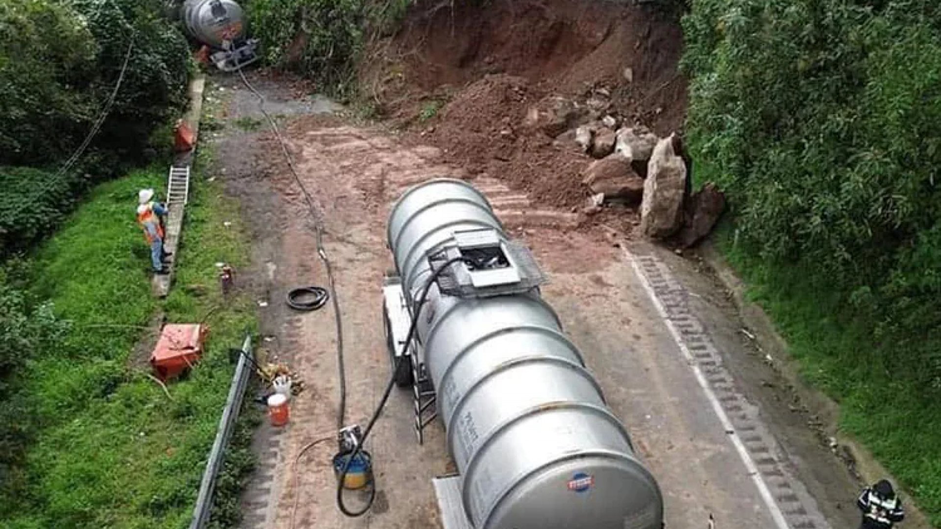 Derrumbe en Maltrata paraliza tránsito; alerta por desabasto y posibles robos