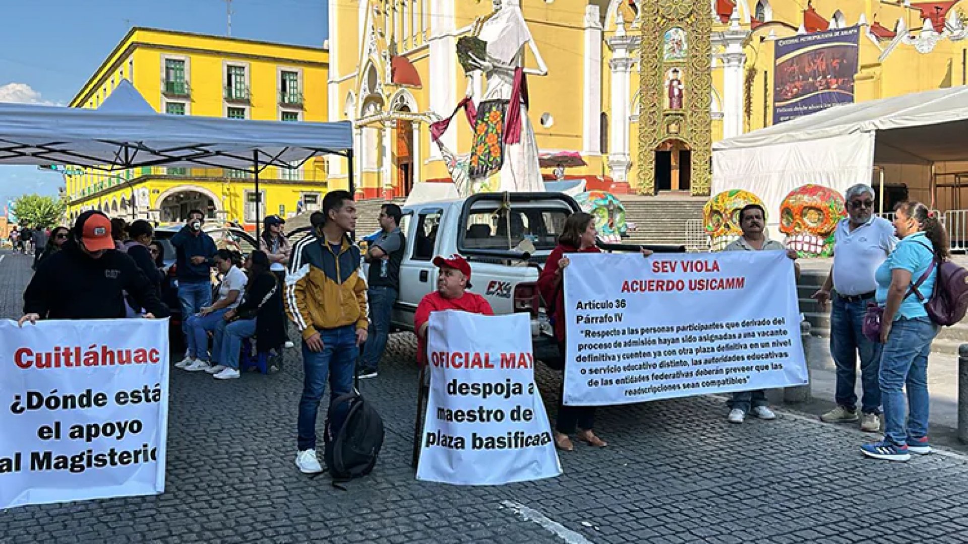 Bloquean la calle Enríquez, en Xalapa, por cese irregular de docente en la SEV