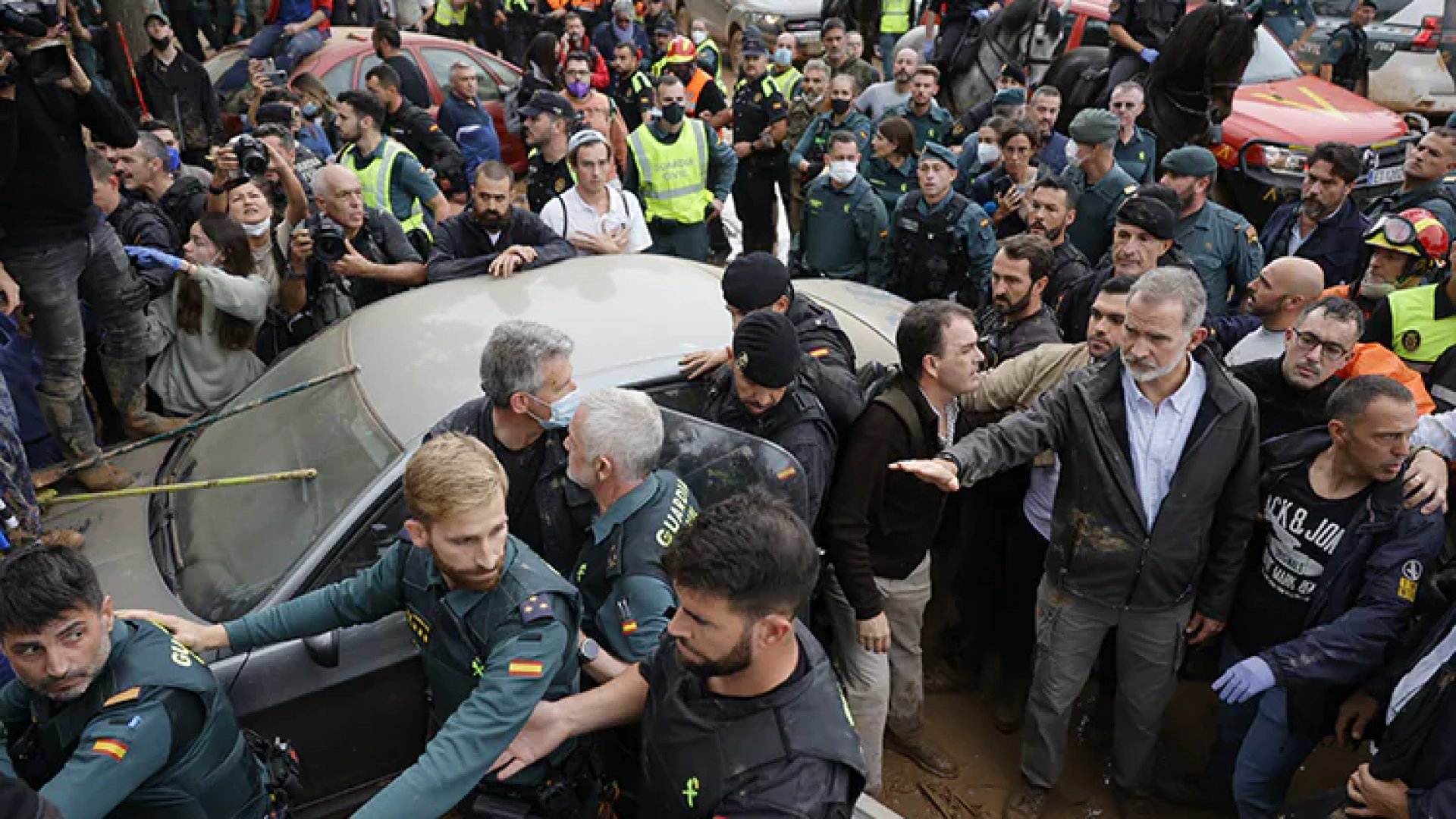 Lanzan lodo a reyes de España y a Pedro Sánchez tras inundaciones en Valencia