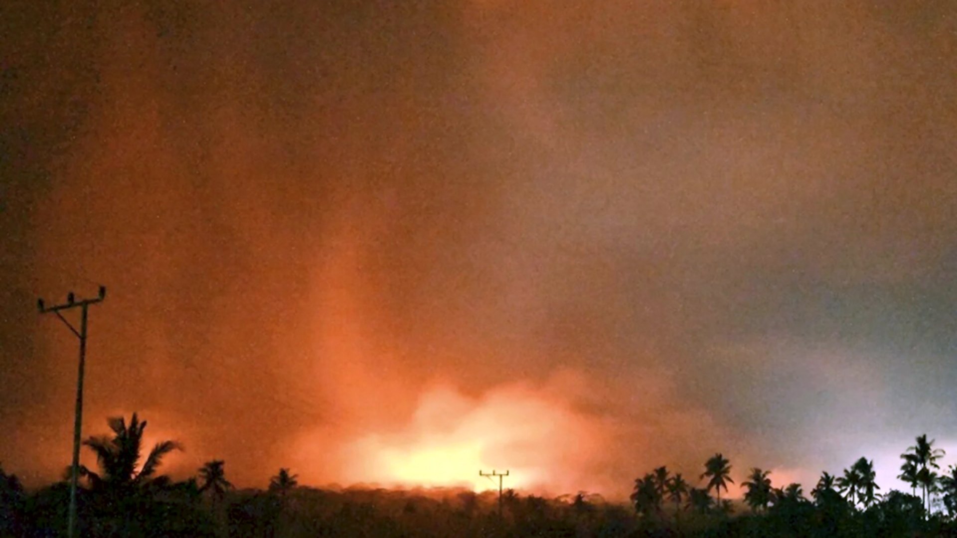 Una erupción volcánica quema casas en Indonesia y mata al menos a 10 personas