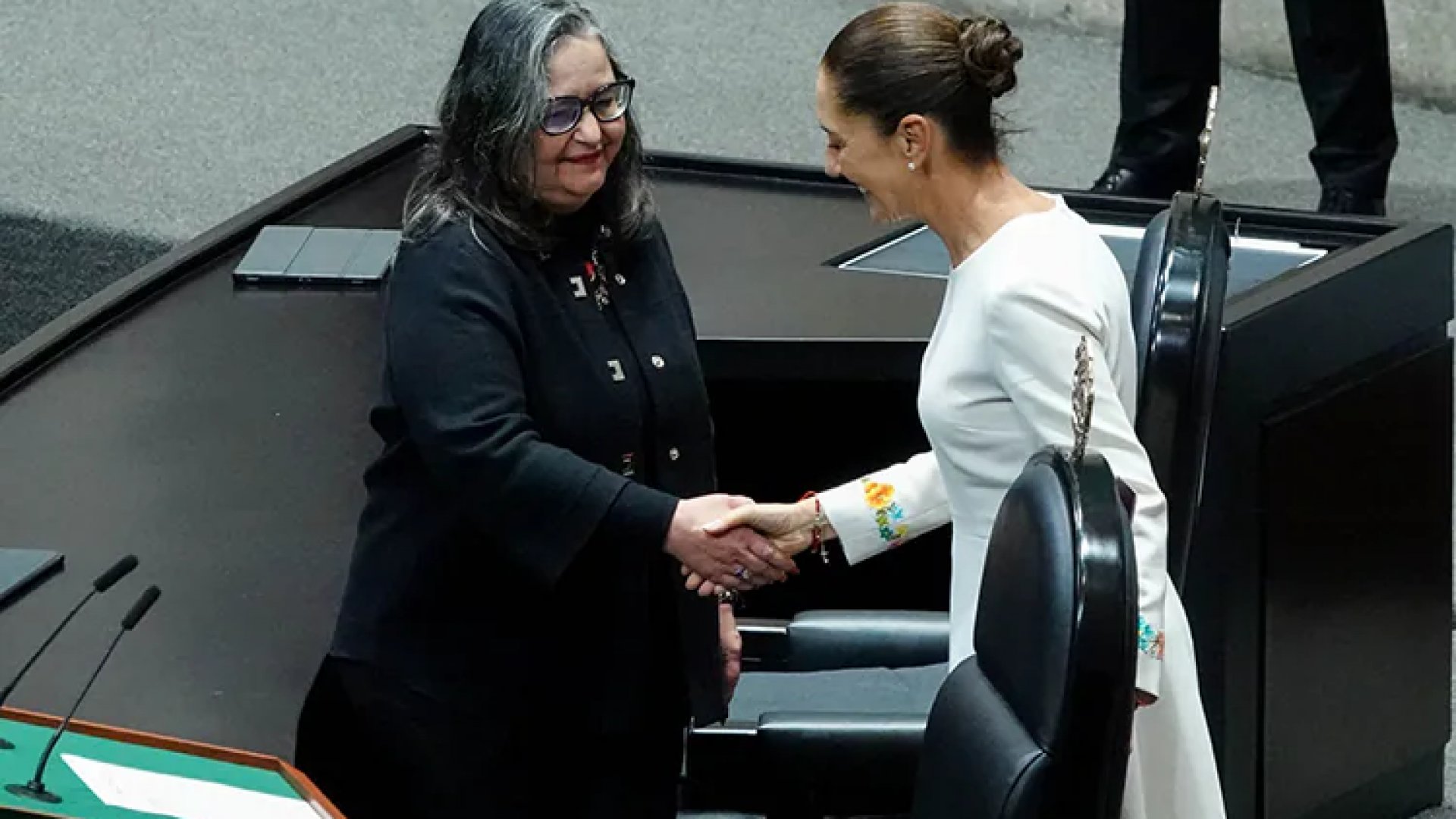 Insta Sheinbaum a Piña a que revise casos en los que no invalidó la Constitución