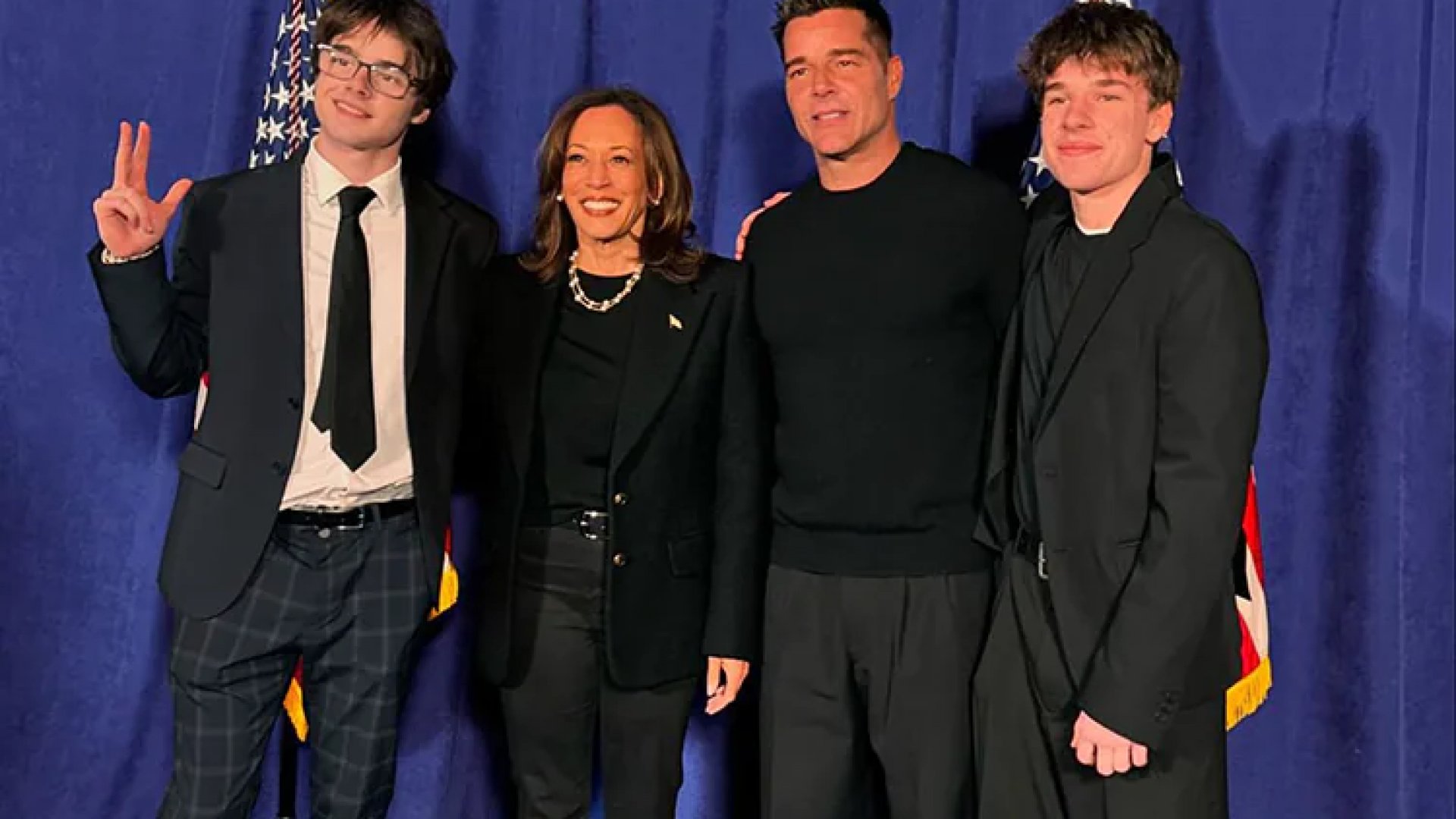 Ricky Martin hace inusual aparición en mitin de Kamala Harris con sus hijos gemelos