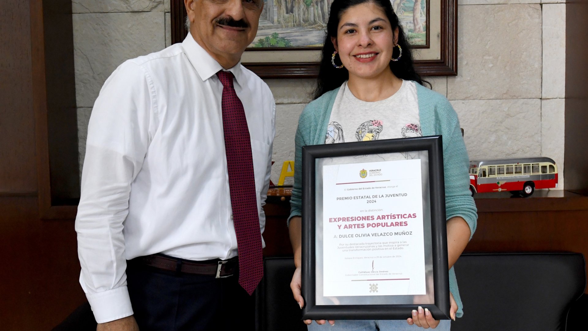 Recibe Ricardo Ahued a ganadora del Premio Estatal de la Juventud