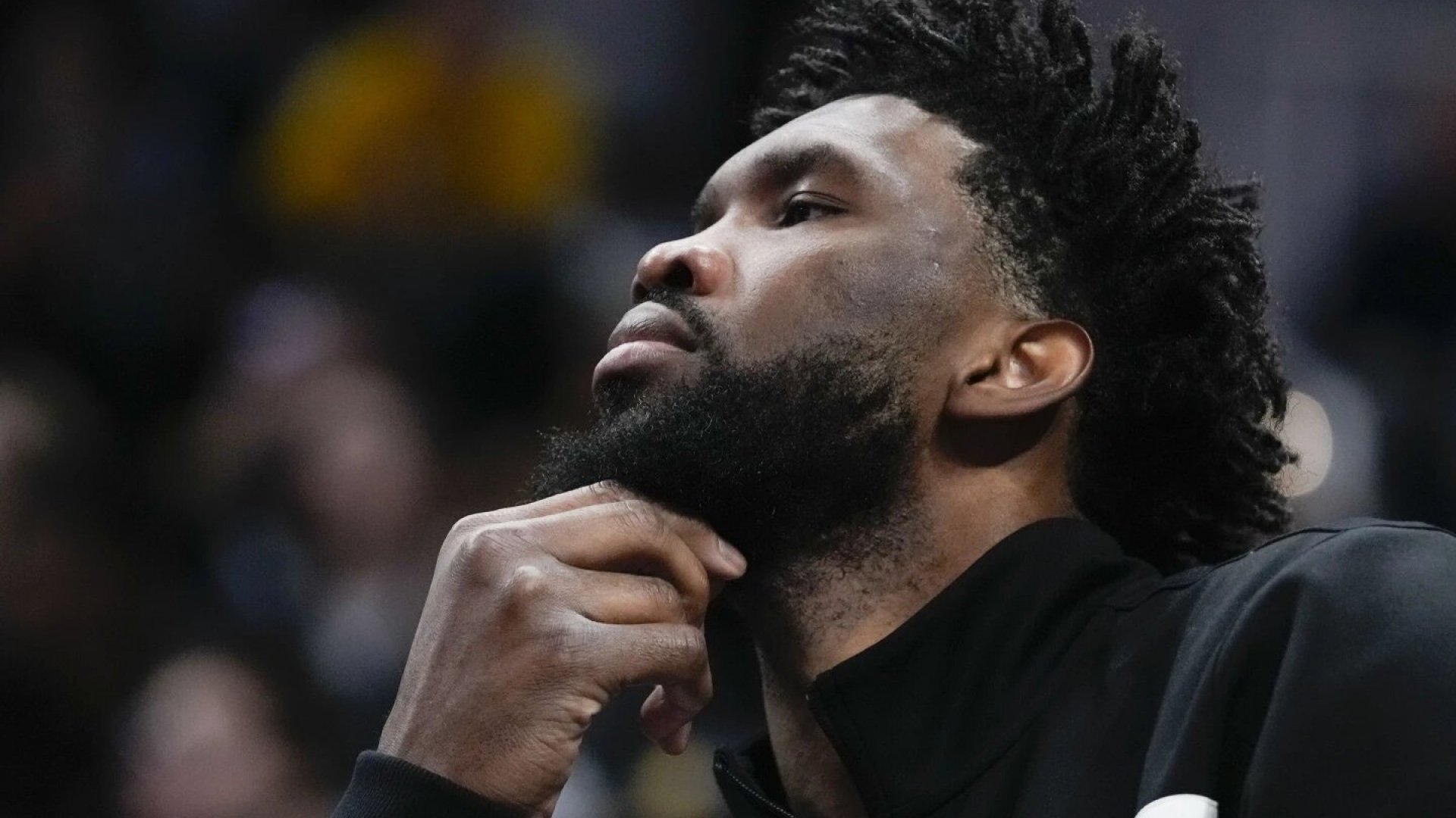 Joel Embiid es suspendido tres juegos por empujar a periodista