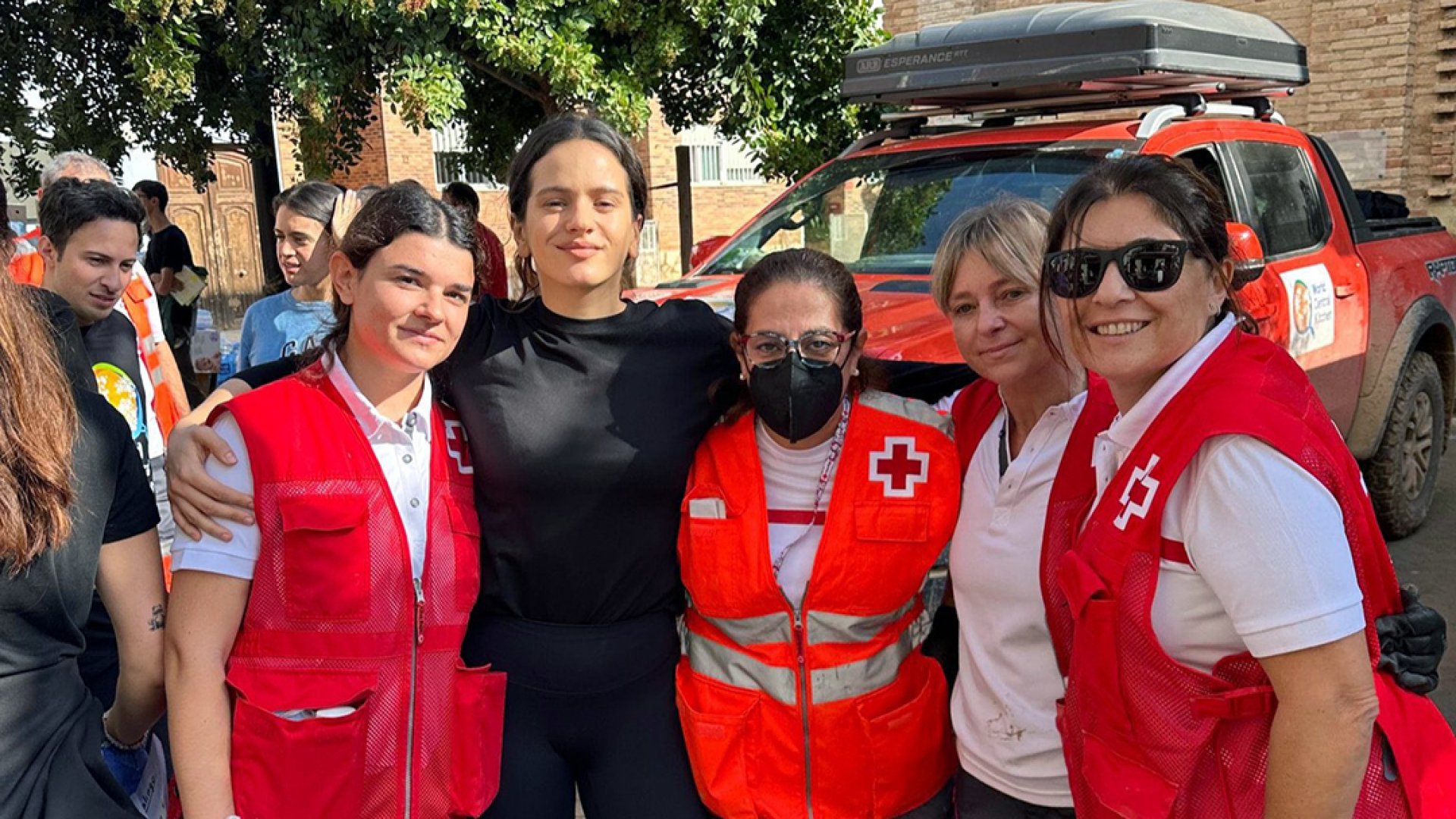 Rosalía se suma a los voluntarios para ayudar a damnificados por la DANA
