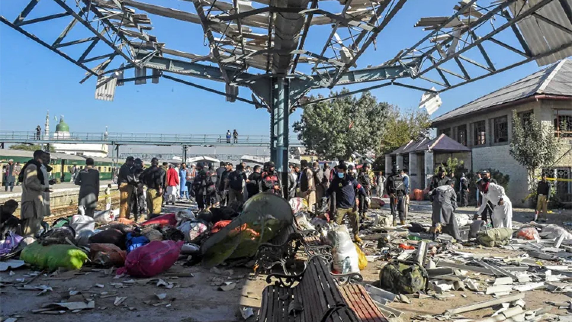Baño de sangre en Pakistán: Explosión en estación de tren deja al menos 26 muertos