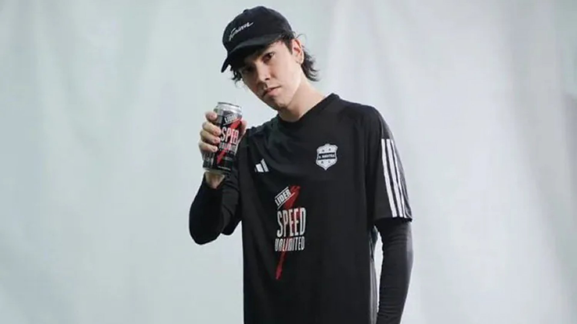 El streamer Spreen debuta en el futbol argentino con el Riestra y desata polémica