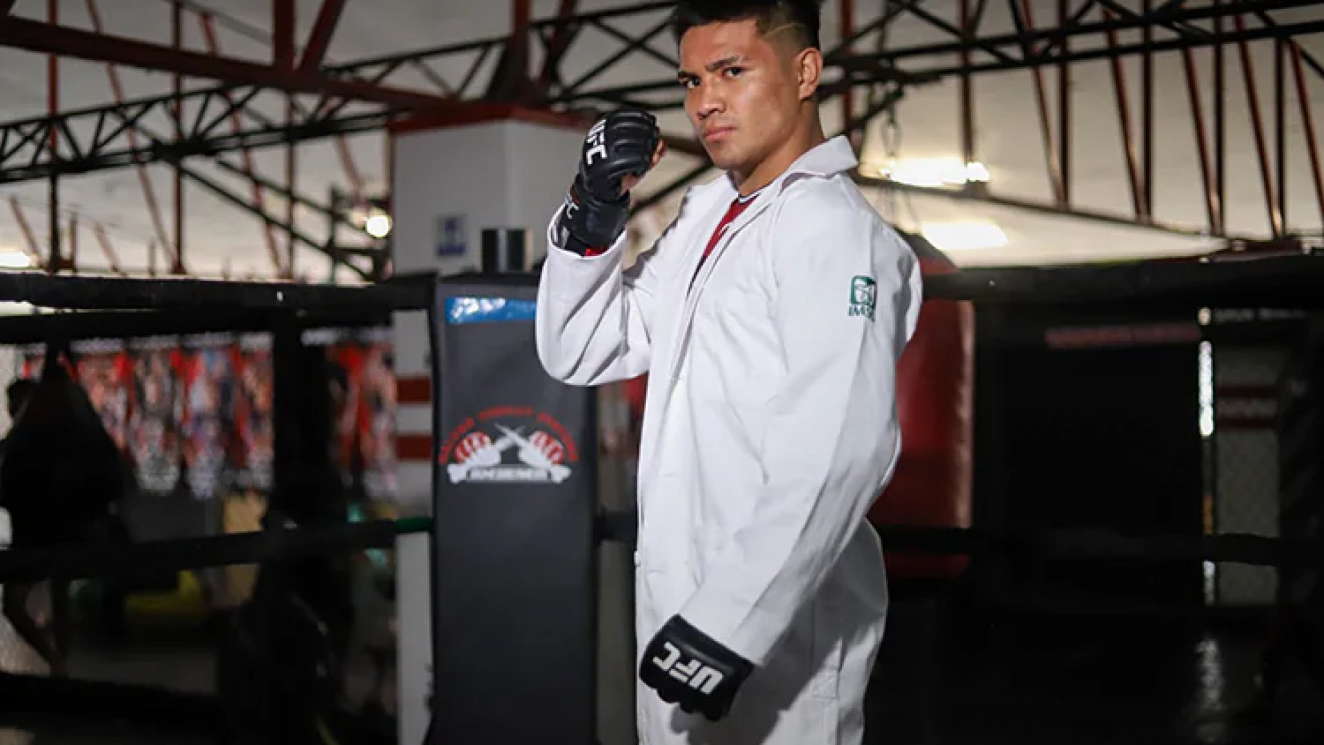 El médico del IMSS David Martínez Aceves peleará en la UFC en 2025