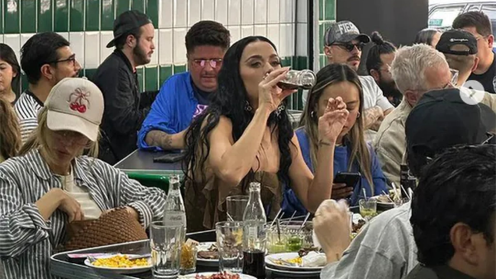 Katy Perry se come unos buenos tacos en CDMX | Video