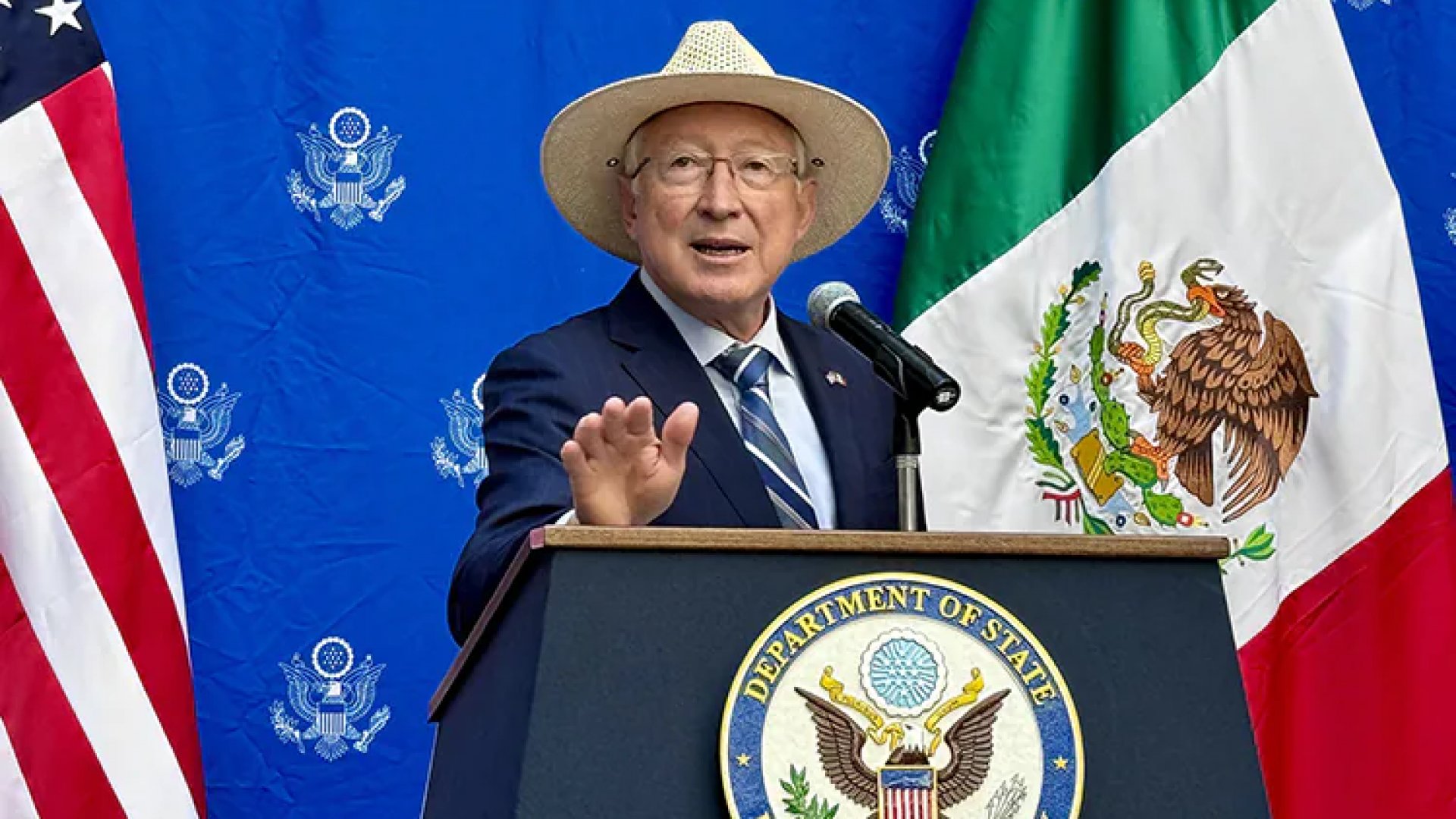 Ante críticas de Ken Salazar sobre estrategia de seguridad, SRE expresa “extrañamiento”