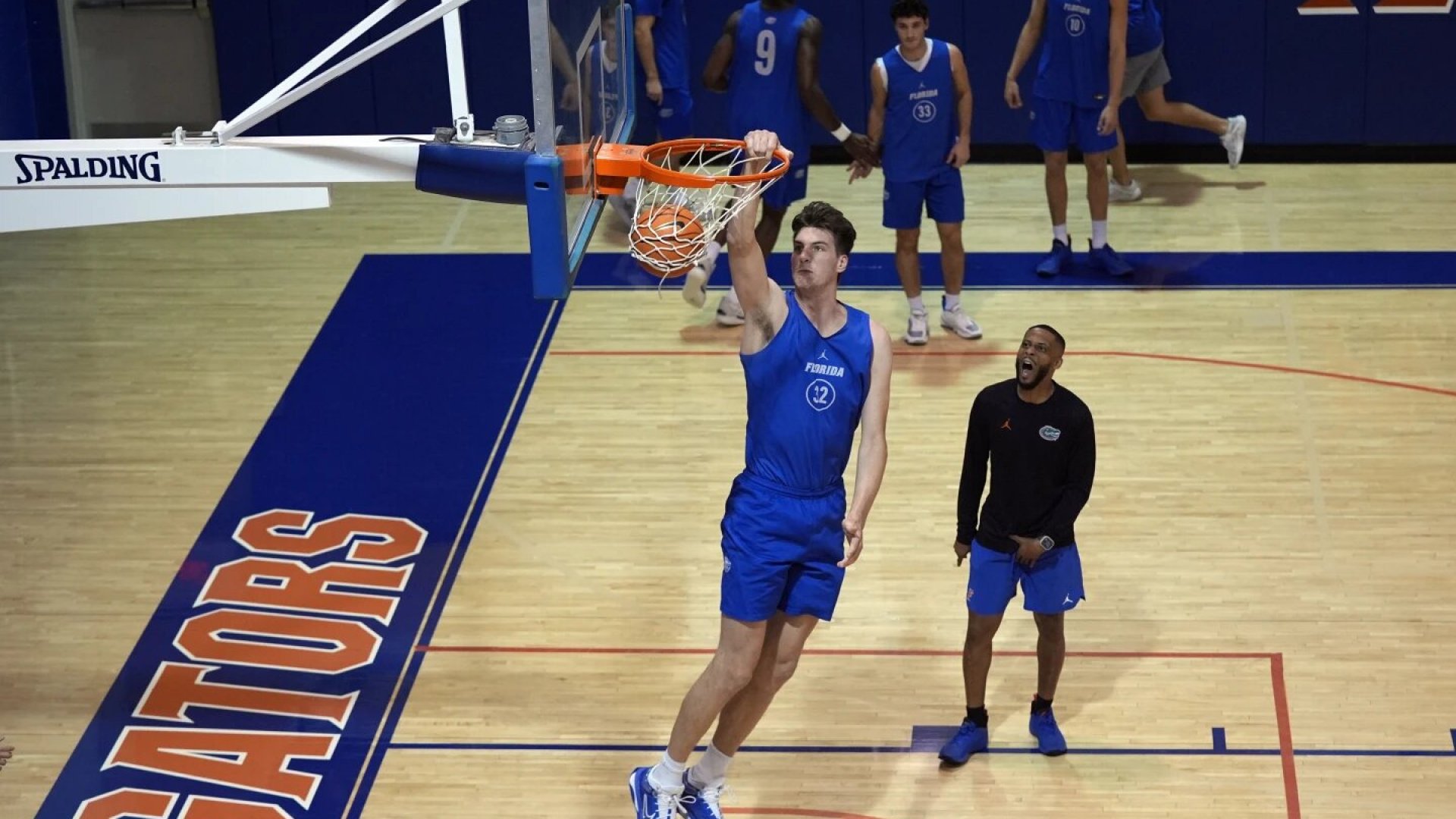 Olivier Rioux, con sus casi ¡2.40 metros!, es el jugador de basquetbol más alto del mundo