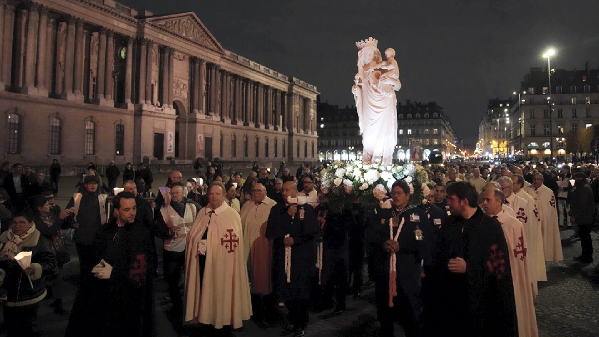 Vuelve estatua de la Virgen María a catedral de Notre Dame; quedó intacta durante el incendio