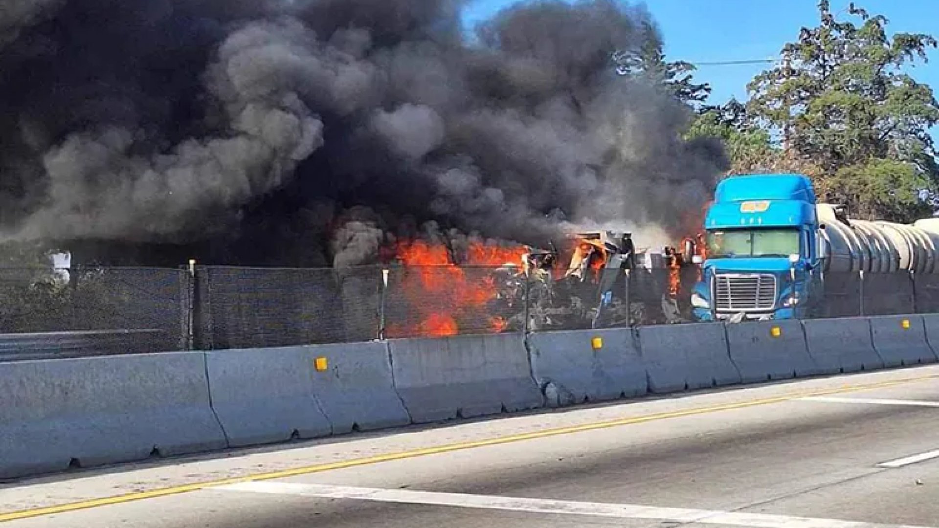Abren paso en la Puebla-Orizaba tras choque e incendio de tractocamiones