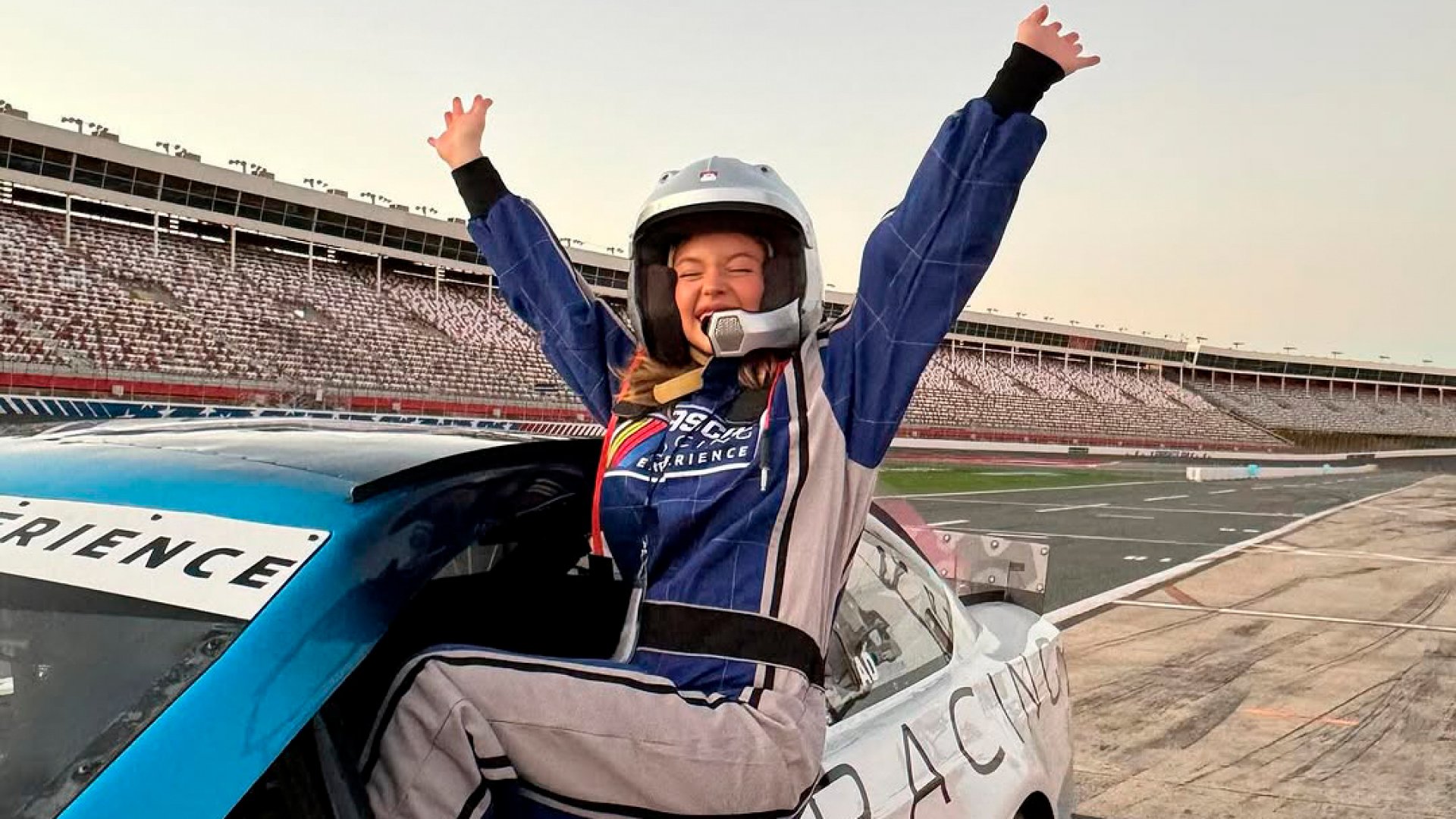 Maneja Sydney Sweeney auto de serie NASCAR Racing Experience