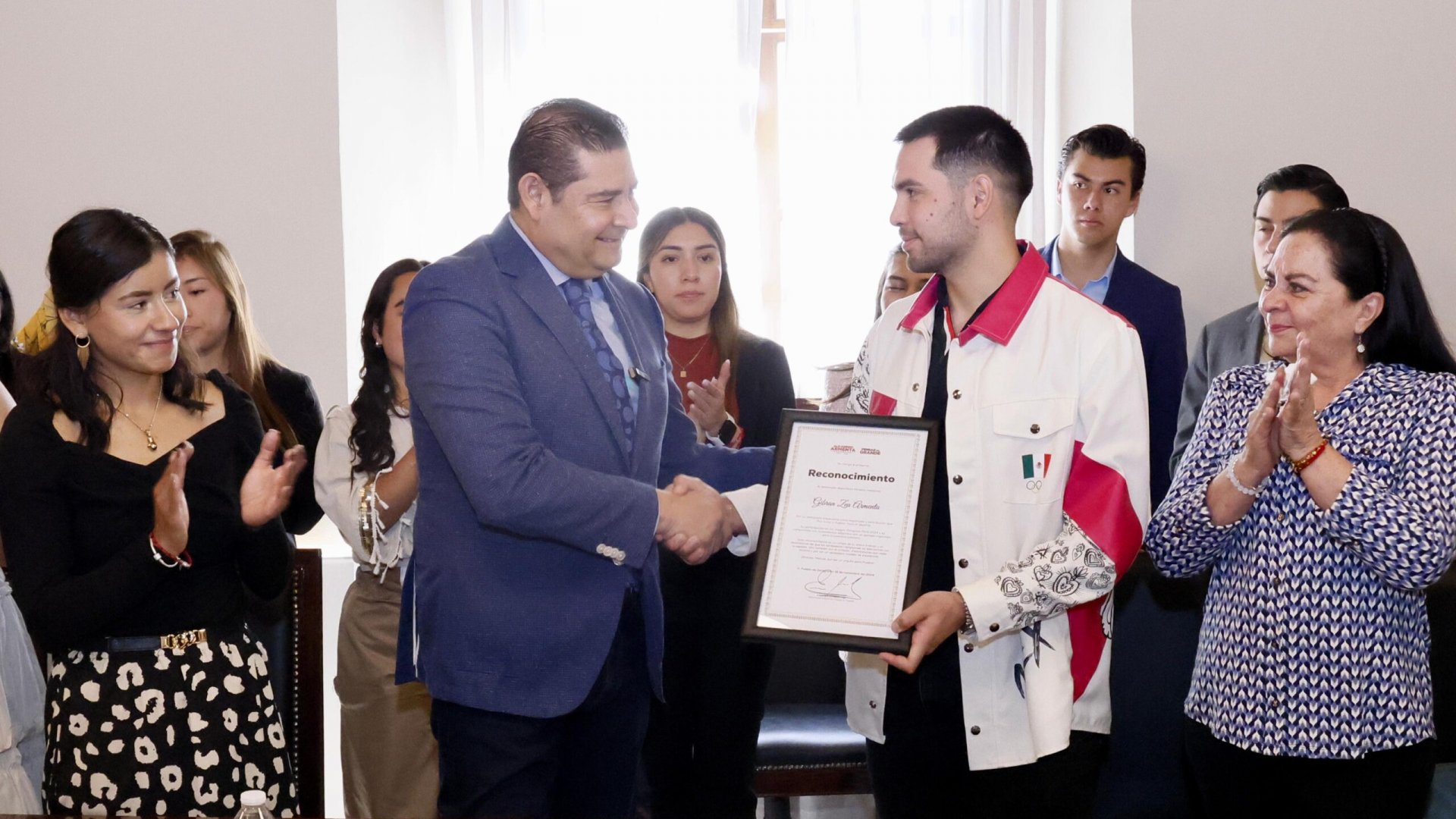 Puebla, tierra de campeones: Armenta reconoce a Gibrán Zea, esgrimista olímpico