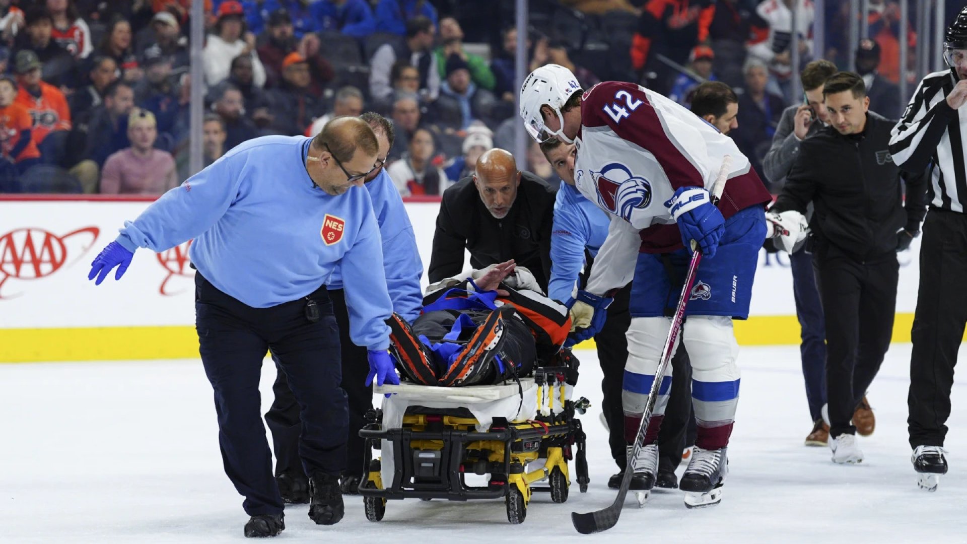 Árbitro, retirado en camilla tras colisión en partido Avs-Flyers de la NHL