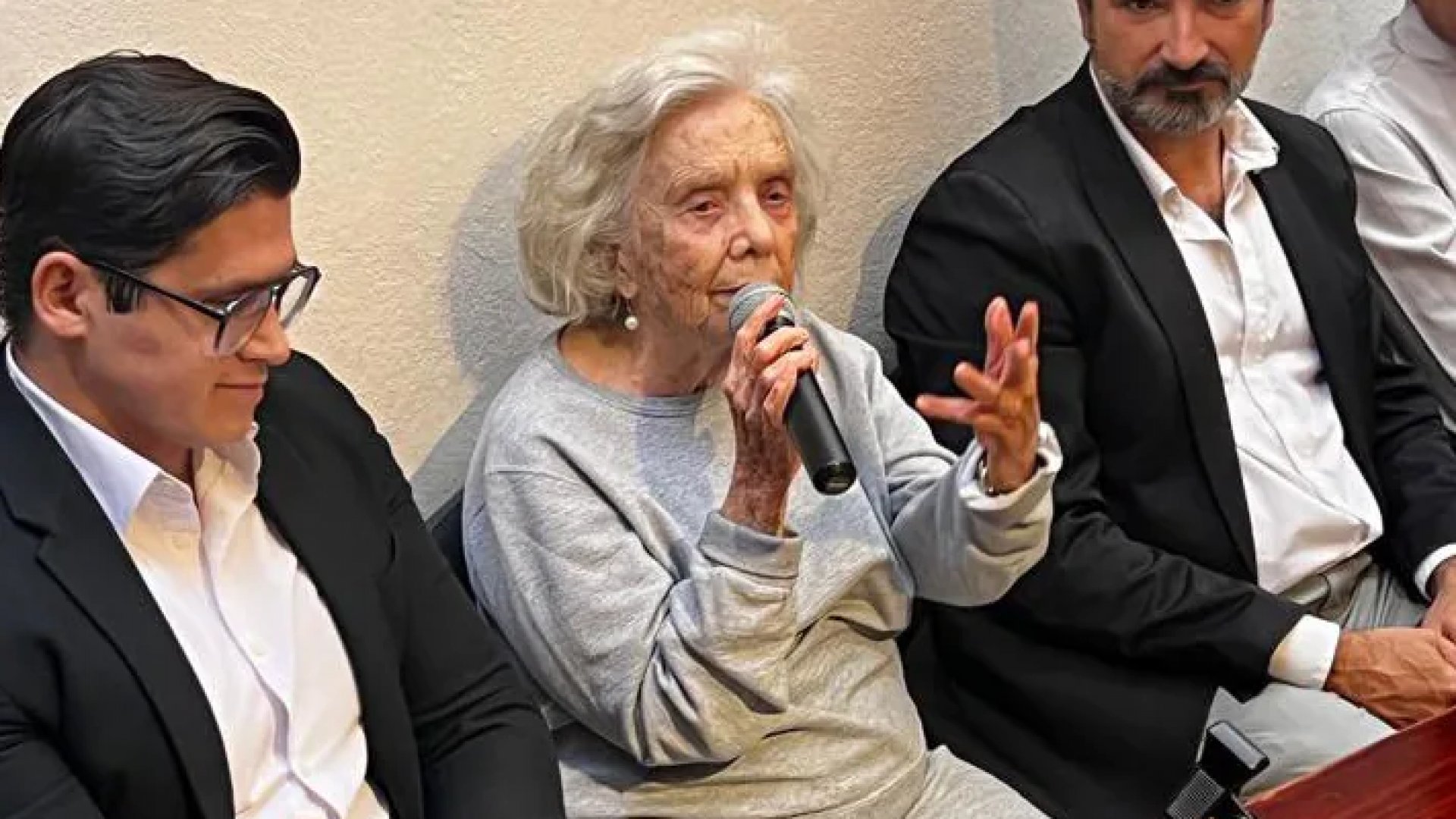 Elena Poniatowska critica recorte presupuestal a la cultura