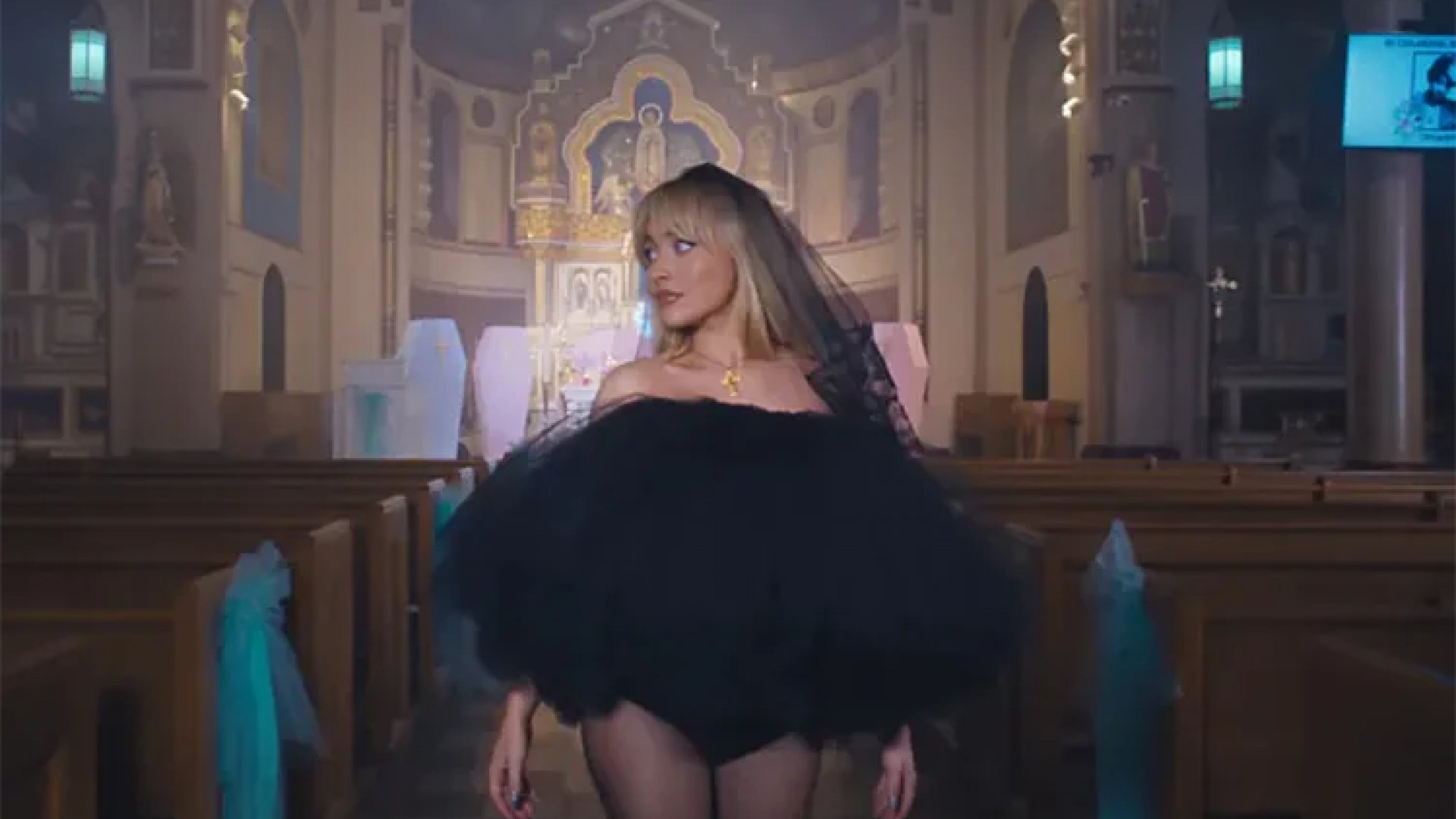 Destituyen a sacerdote tras polémico video de Sabrina Carpenter dentro de una iglesia