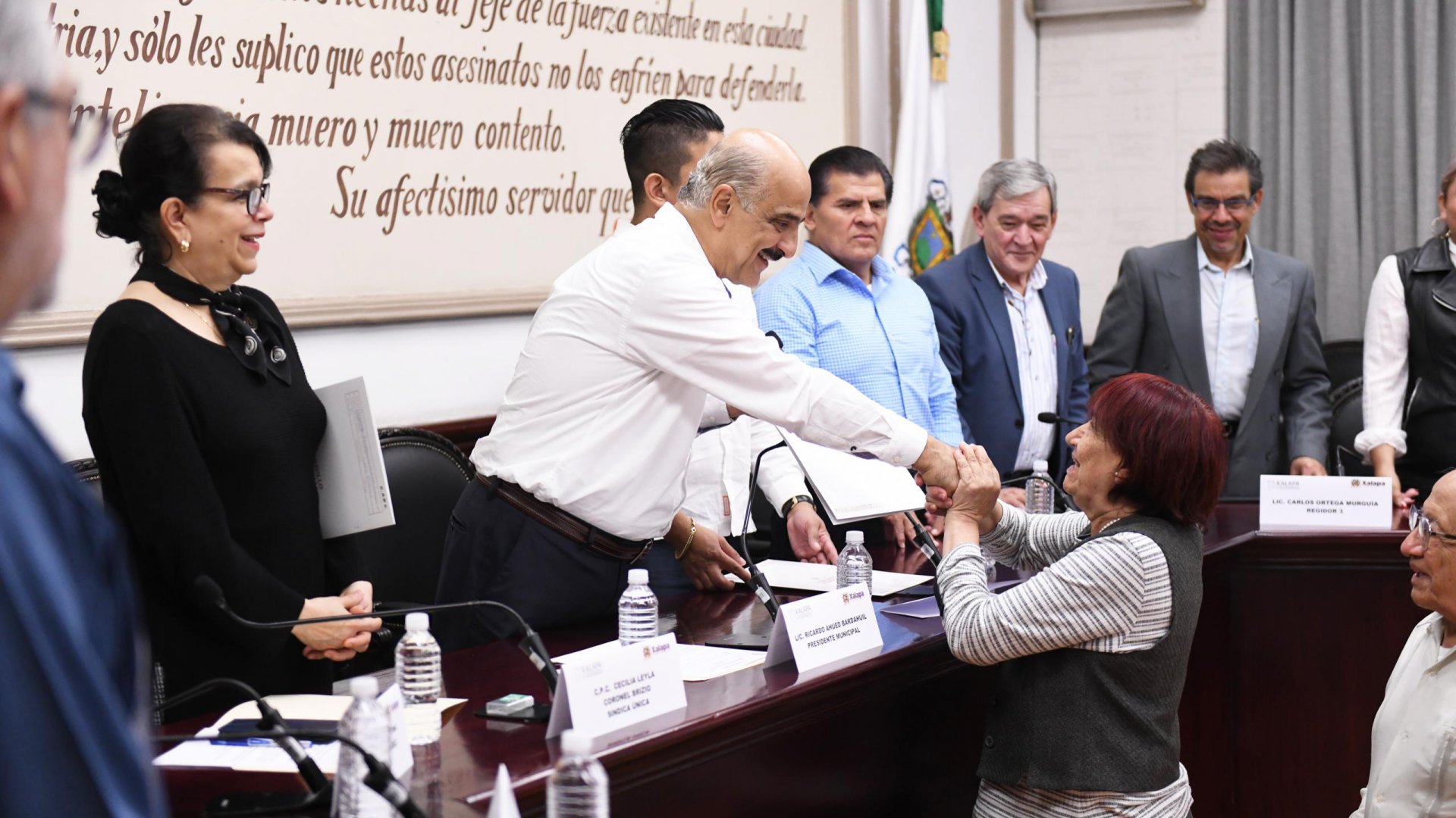 Entrega Ricardo Ahued escrituras públicas a familias xalapeñas