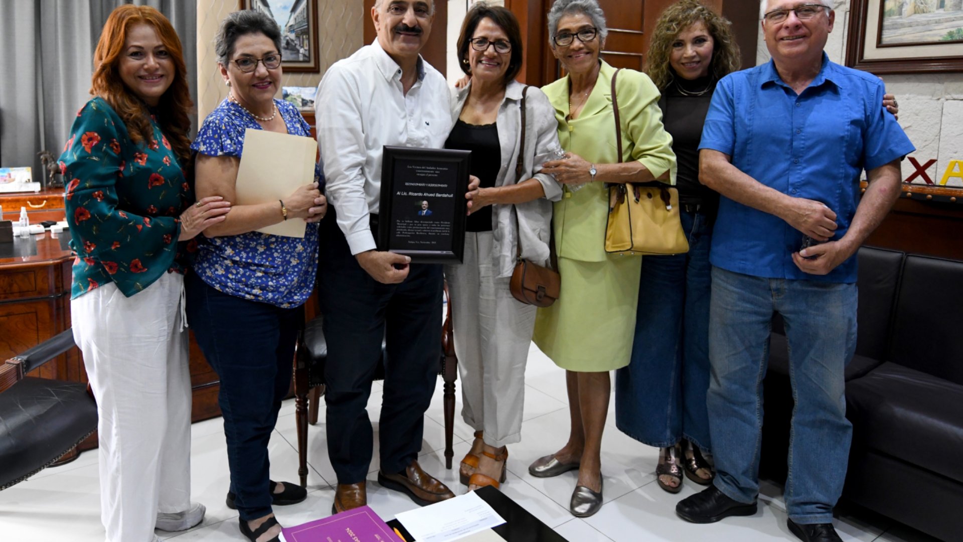Recibe Ricardo Ahued reconocimiento de vecinos de Las Ánimas