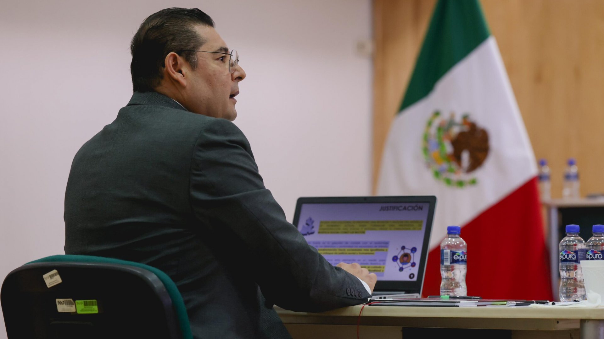 Habemus Doctor: Por unanimidad, Armenta consolida su preparación académica