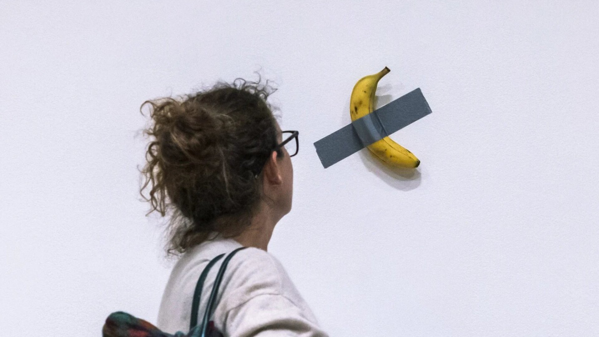 Plátano con cinta adhesiva se vende por 6,2 millones de dólares en subasta de arte