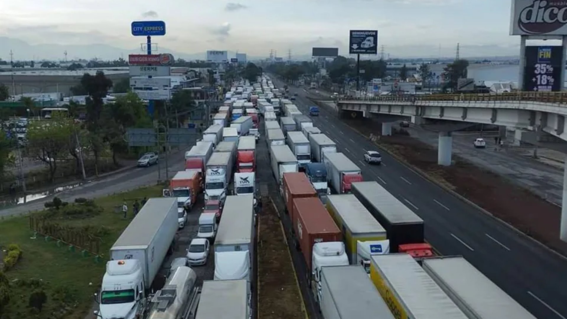 Colapso en la México-Querétaro genera filas de vehículos de hasta 60 km