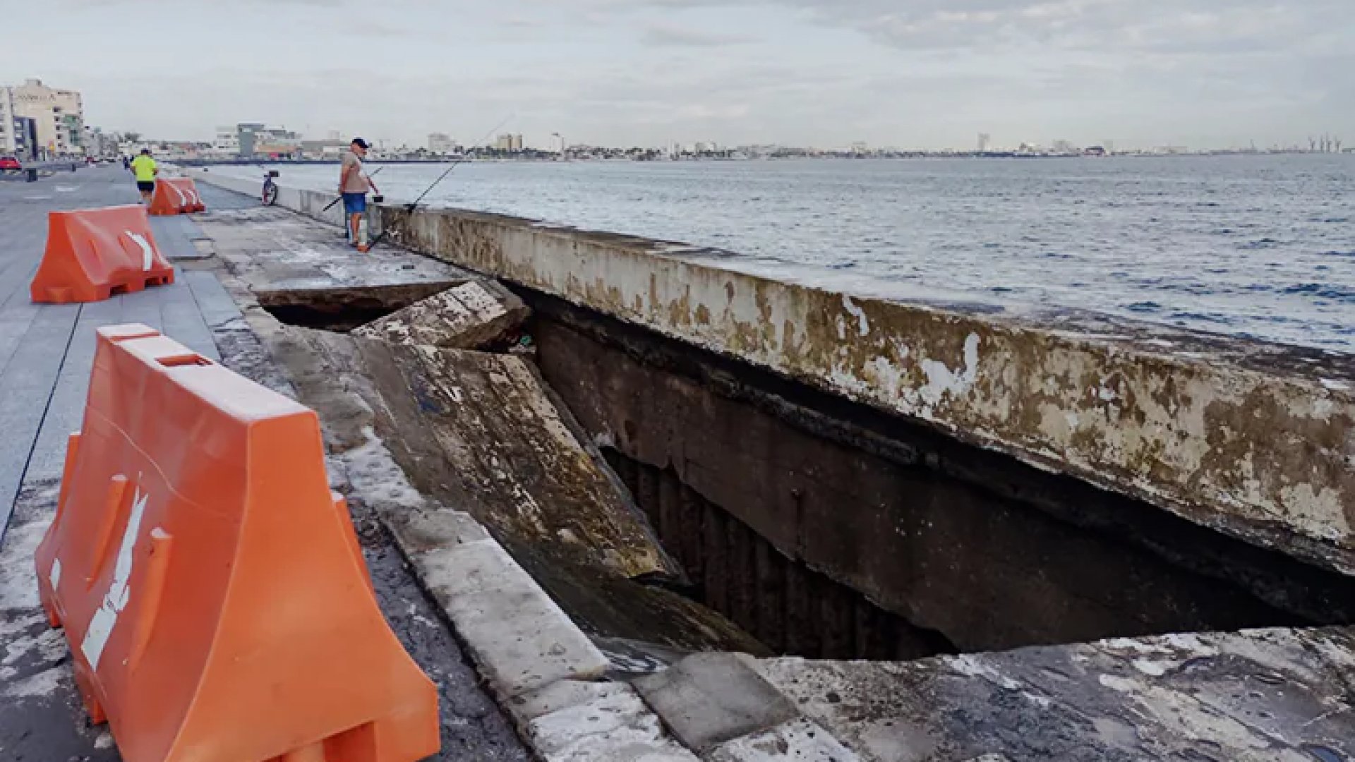 Preocupa socavón en bulevar de Boca del Río; ya hay partida en 2025 para su reparación