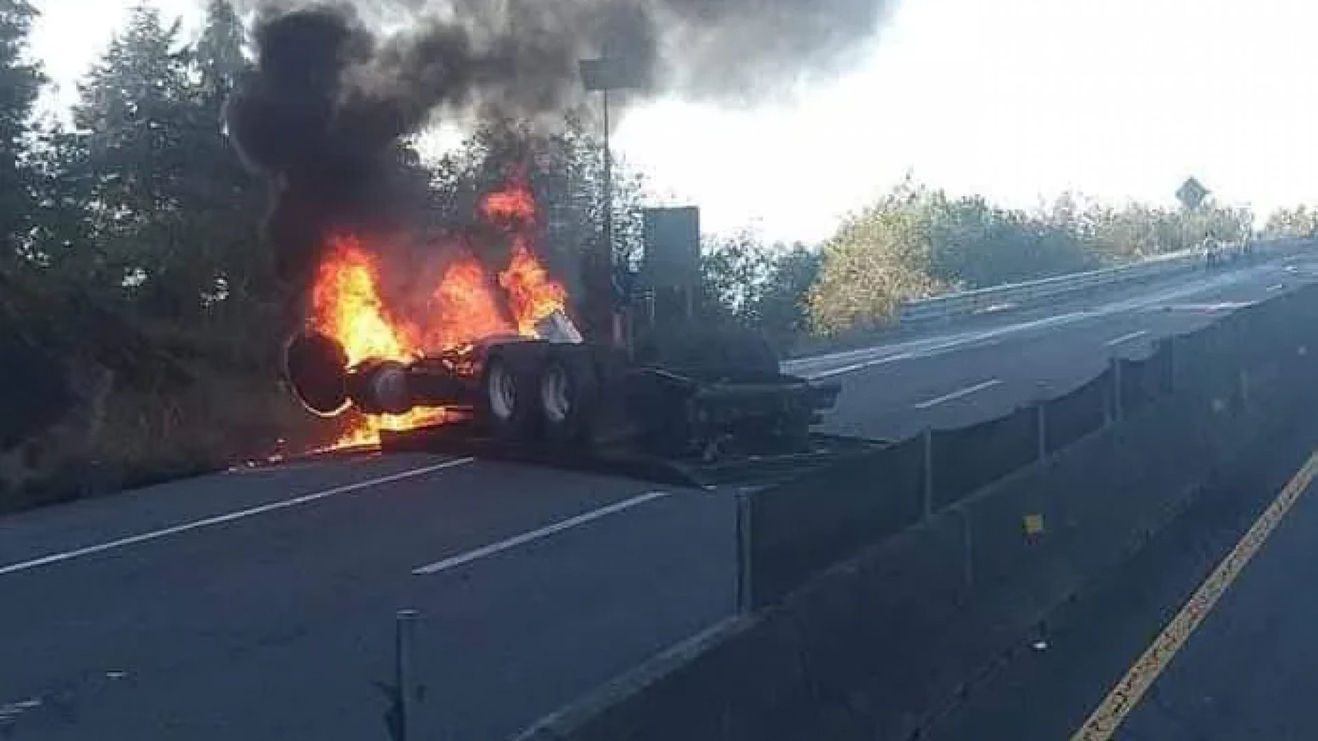 Incendios en autopista Perote-Xalapa dejan cinco muertos