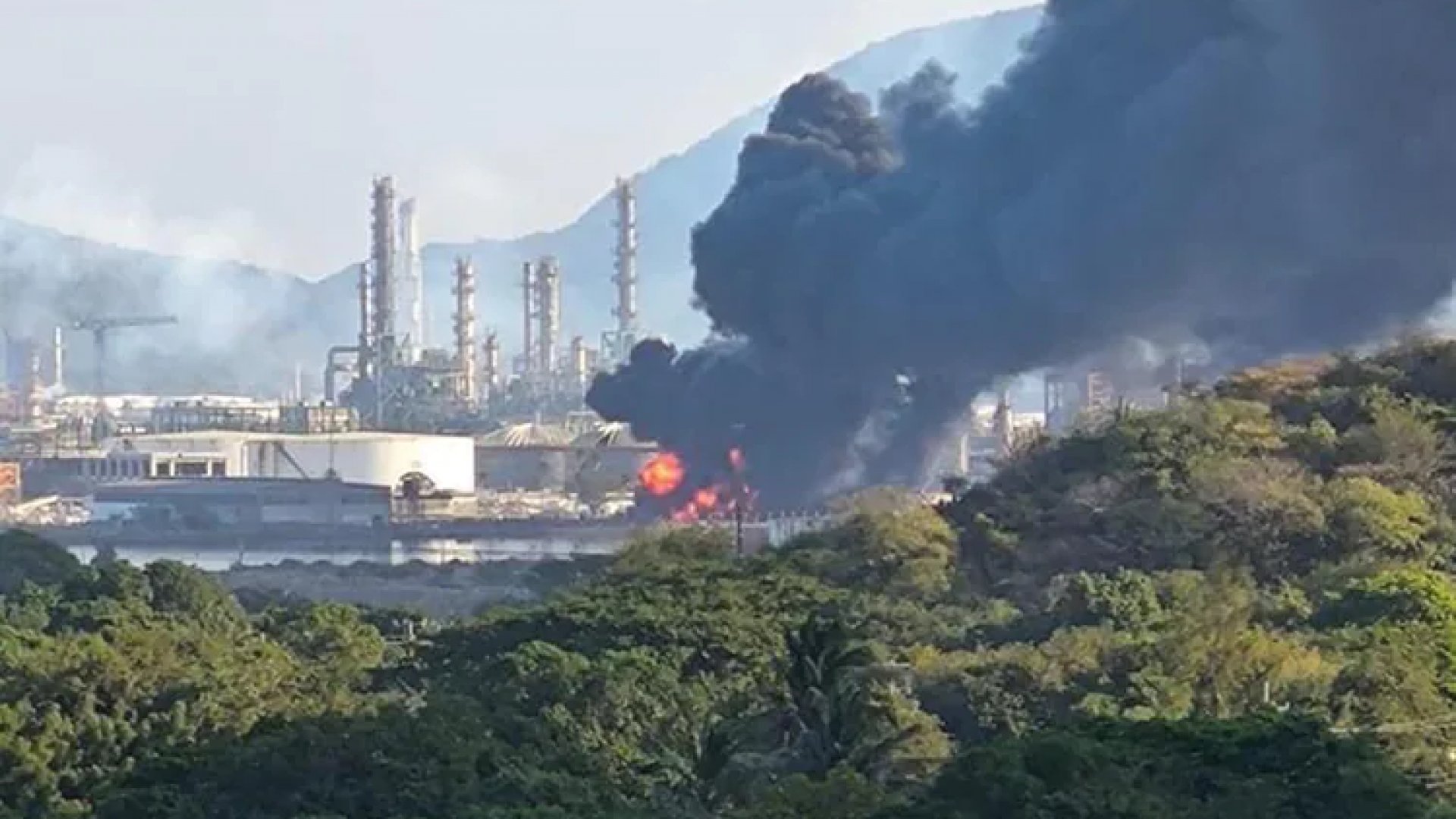 En Salina Cruz, Oaxaca, se incendia refinería de Pemex | Video