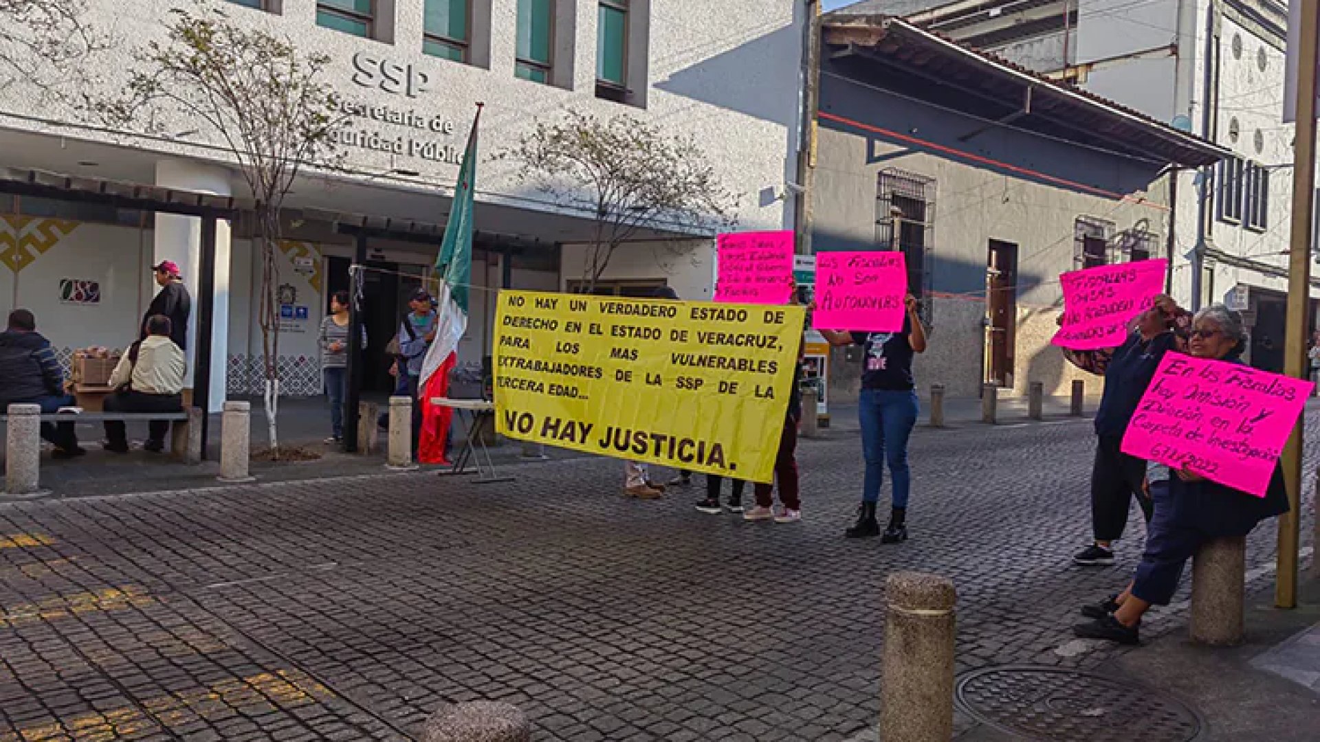 Expolicías protestan frente a SSP de Xalapa; exigen finiquito desde gestión de Duarte