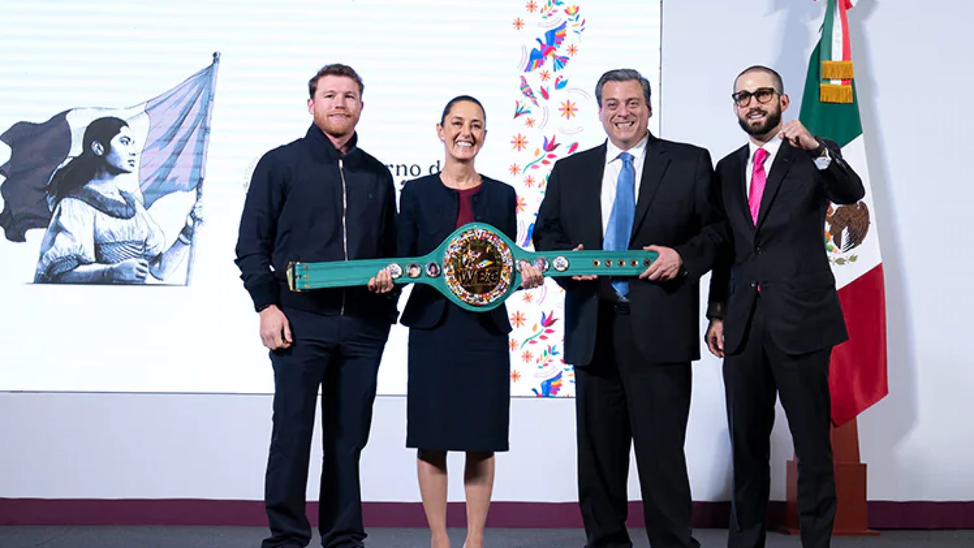 El “Canelo” visita la mañanera; le entregan a Sheinbaum “guantes blancos de la paz”