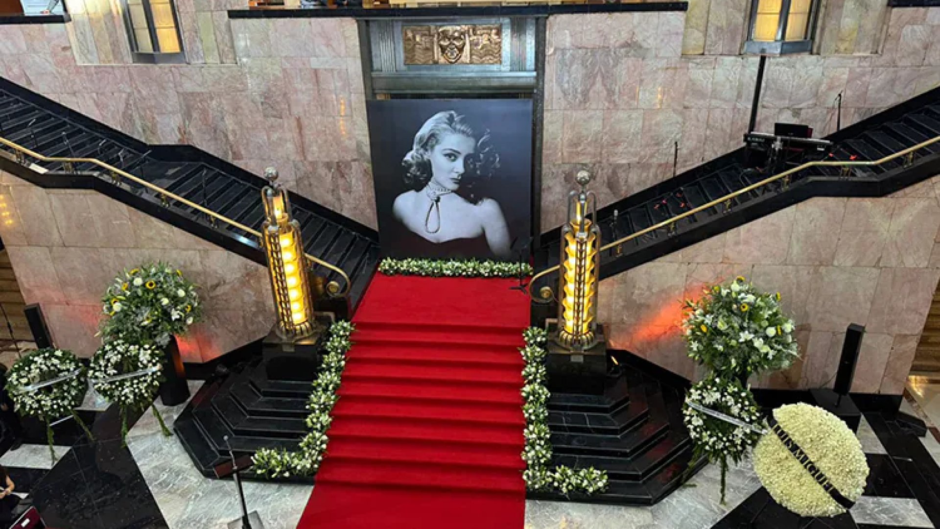 Dan a Silvia Pinal emotivo homenaje en Bellas Artes