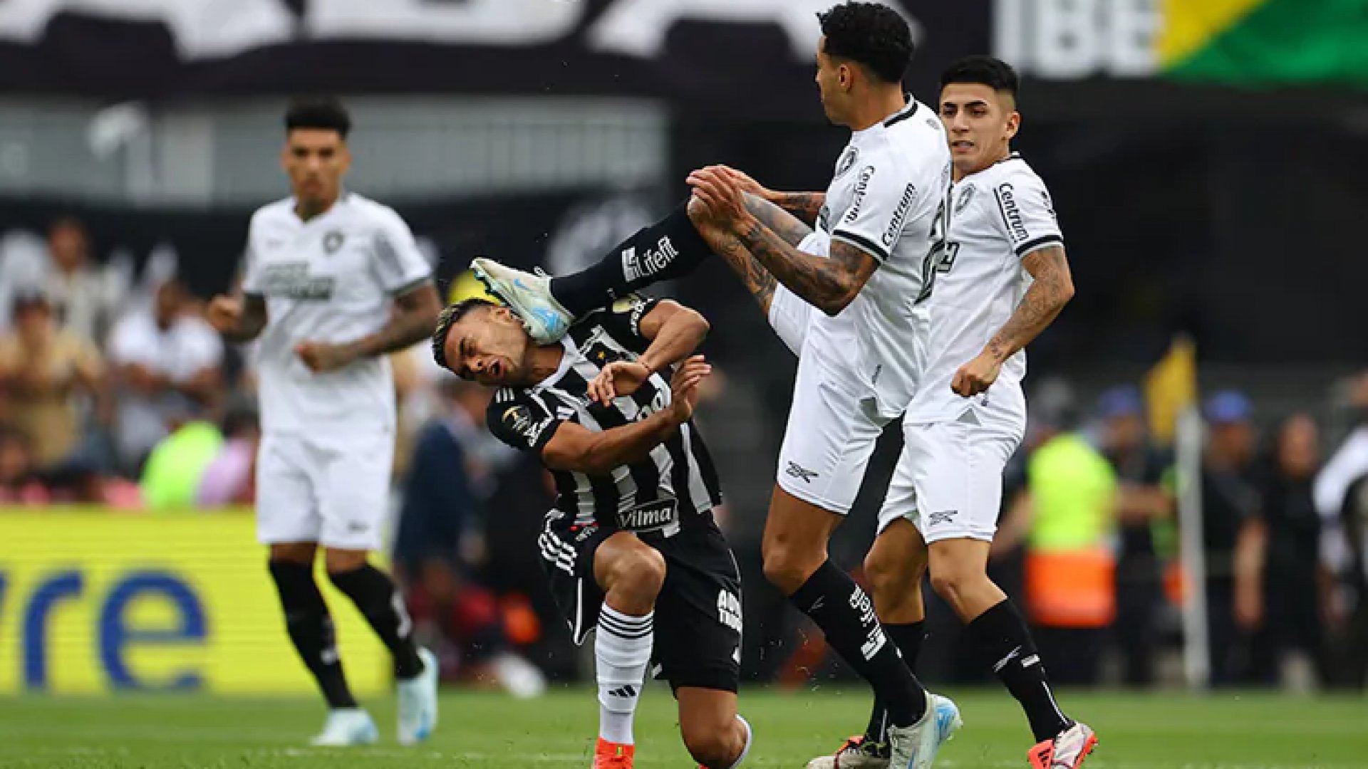 Botafogo conquista la Libertadores, aun con expulsión de Gregore por patada en la cara