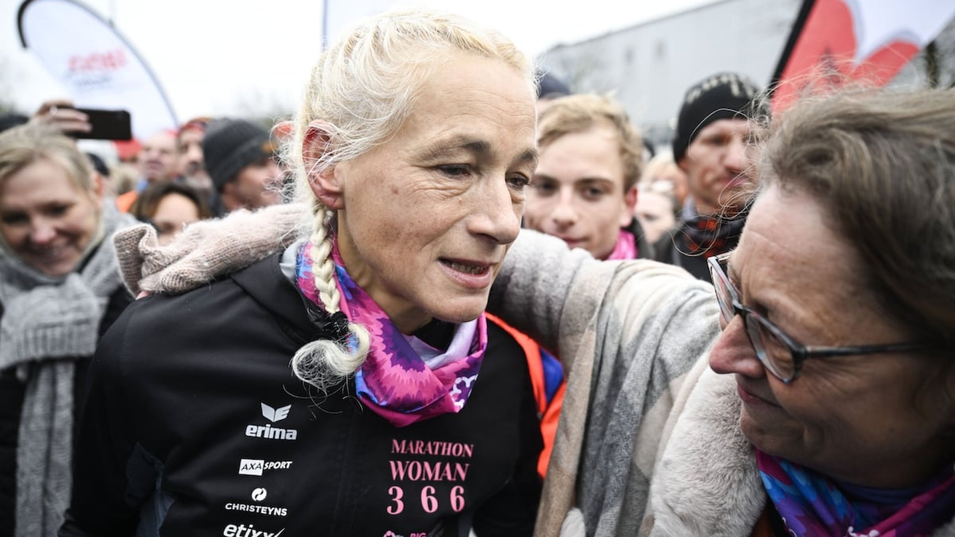 Mujer belga corre un maratón cada día en 2024; busca romper récord mundial
