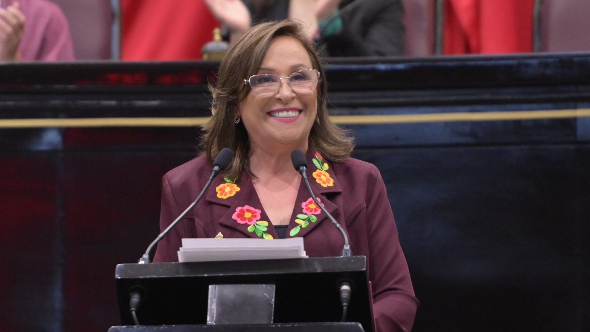 Viste Rocío Nahle prendas artesanales de Veracruz