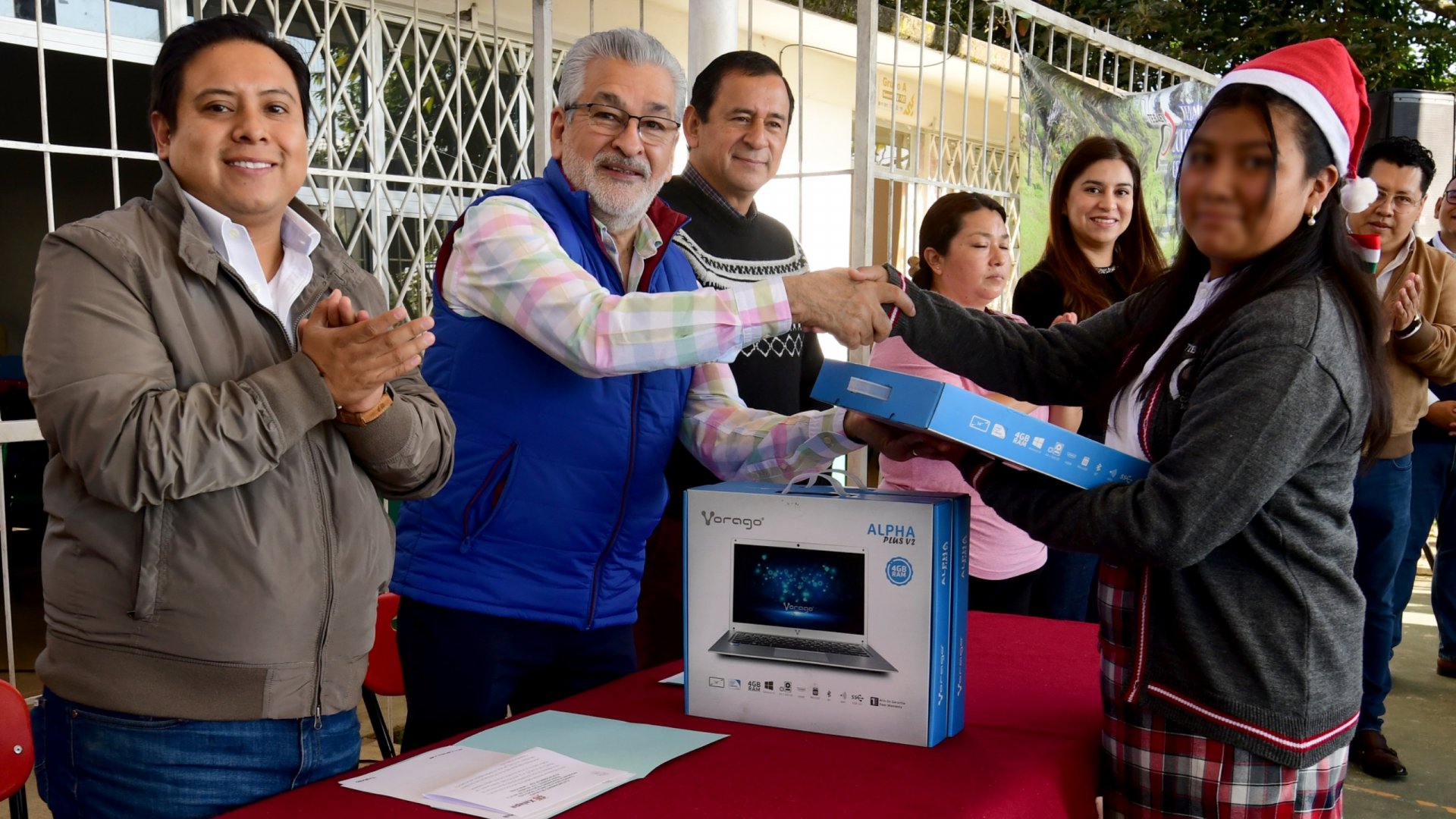 Entrega Alberto Islas equipo de cómputo a Telebachillerato de la colonia Higueras
