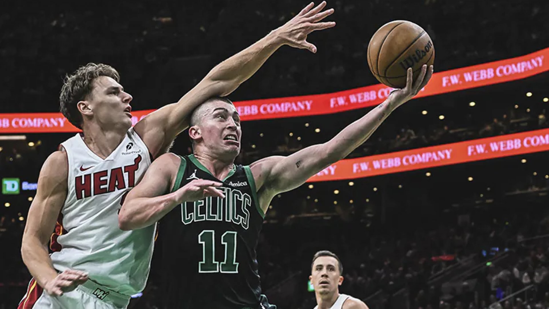 Boston Celtics vencen a Miami Heat; Brown y Kornet destacan