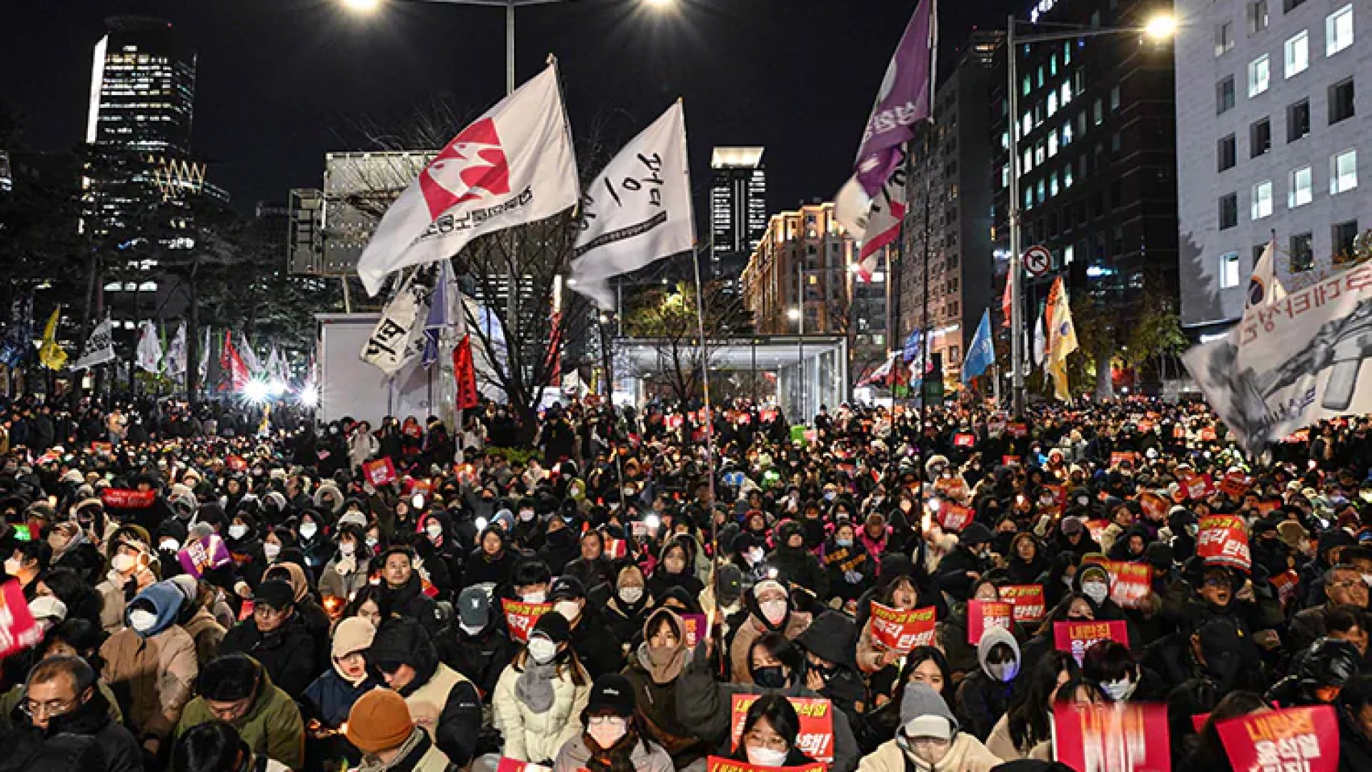 Corea del Sur: Líder del partido oficialista pide suspender a Yoon por ley marcial