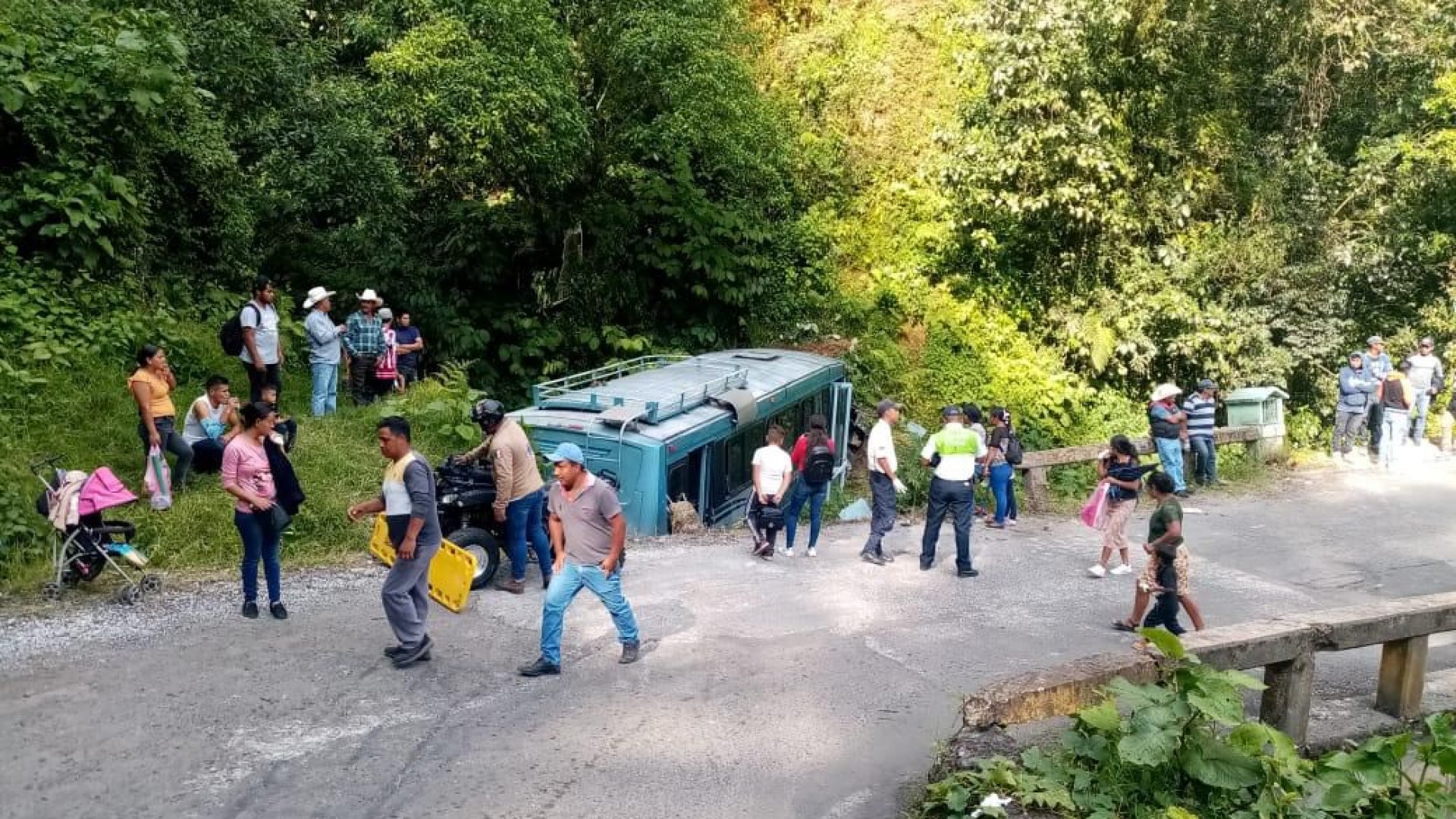 Atención inmediata y coordinada en accidente de autobús en Xico
