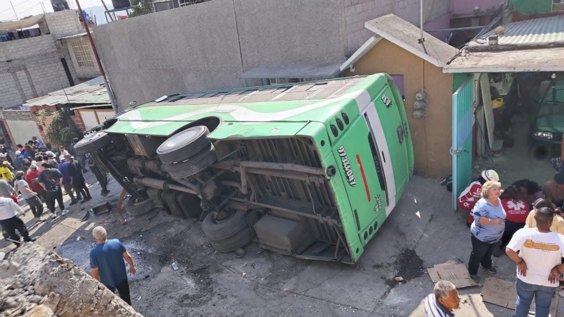 Vuelca camión en Tlalnepantla; hay más de 20 personas heridas